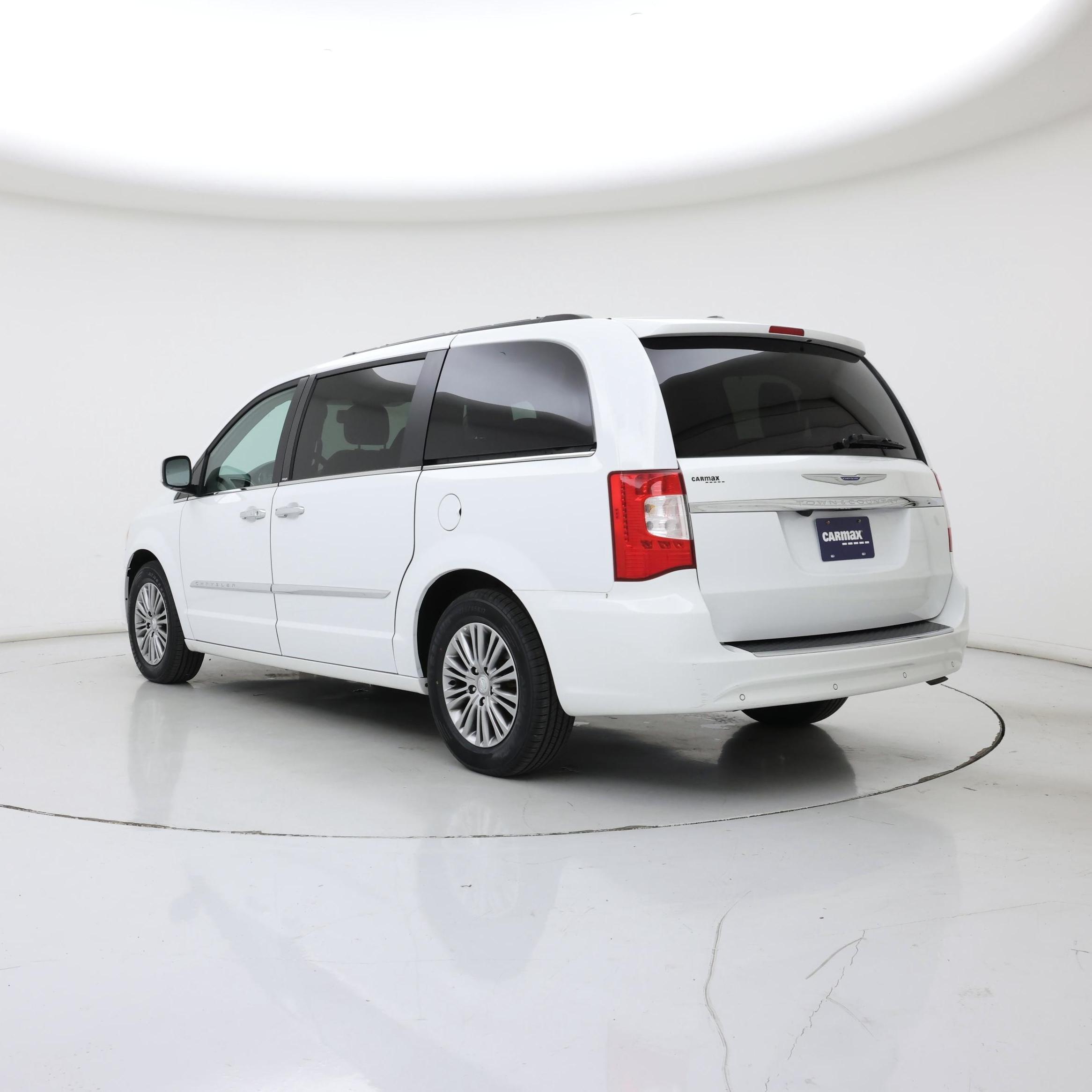 Thumbnail: 2014 Chrysler Town & Country - 2