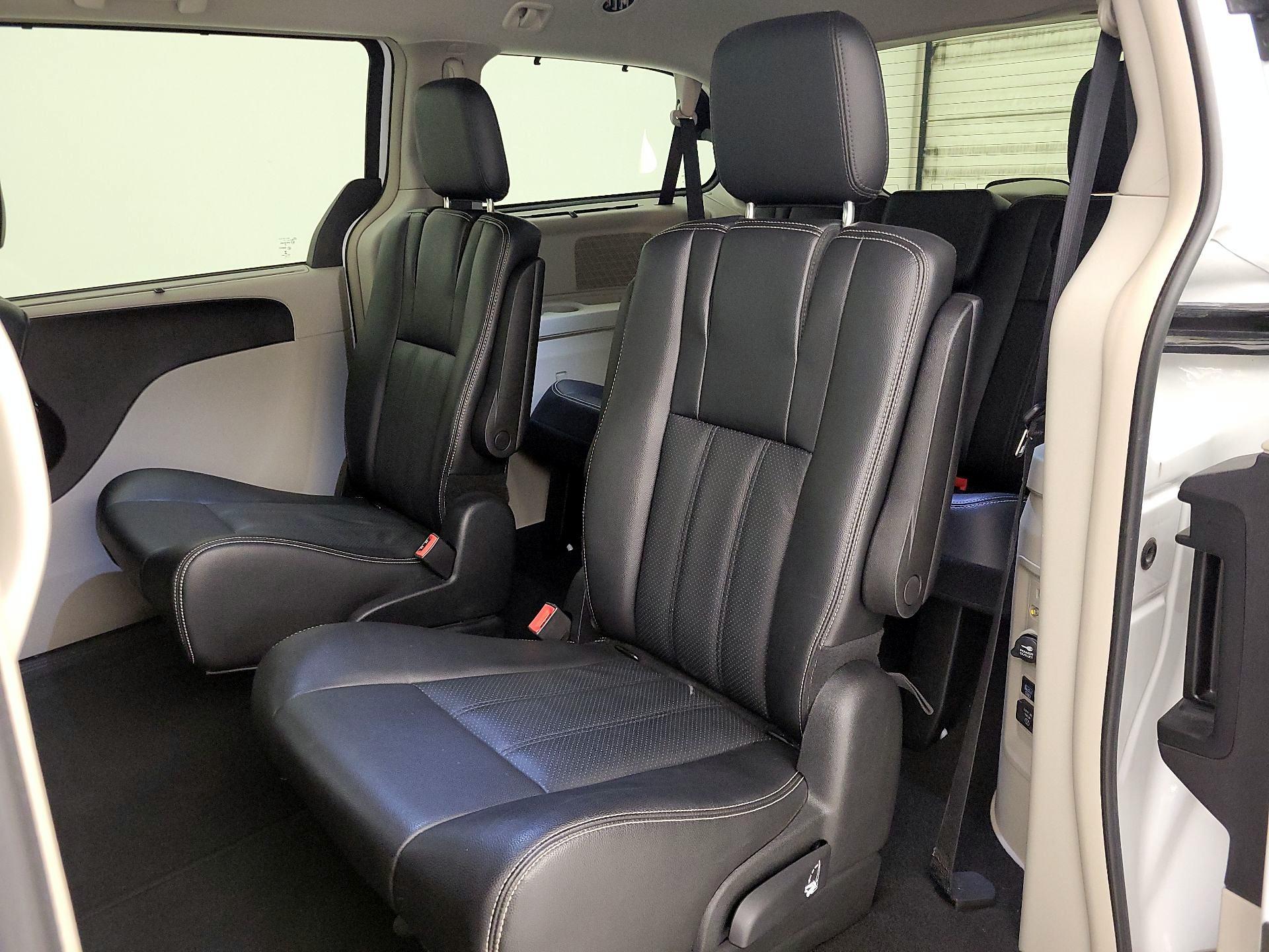 Thumbnail: 2014 Chrysler Town & Country - 19