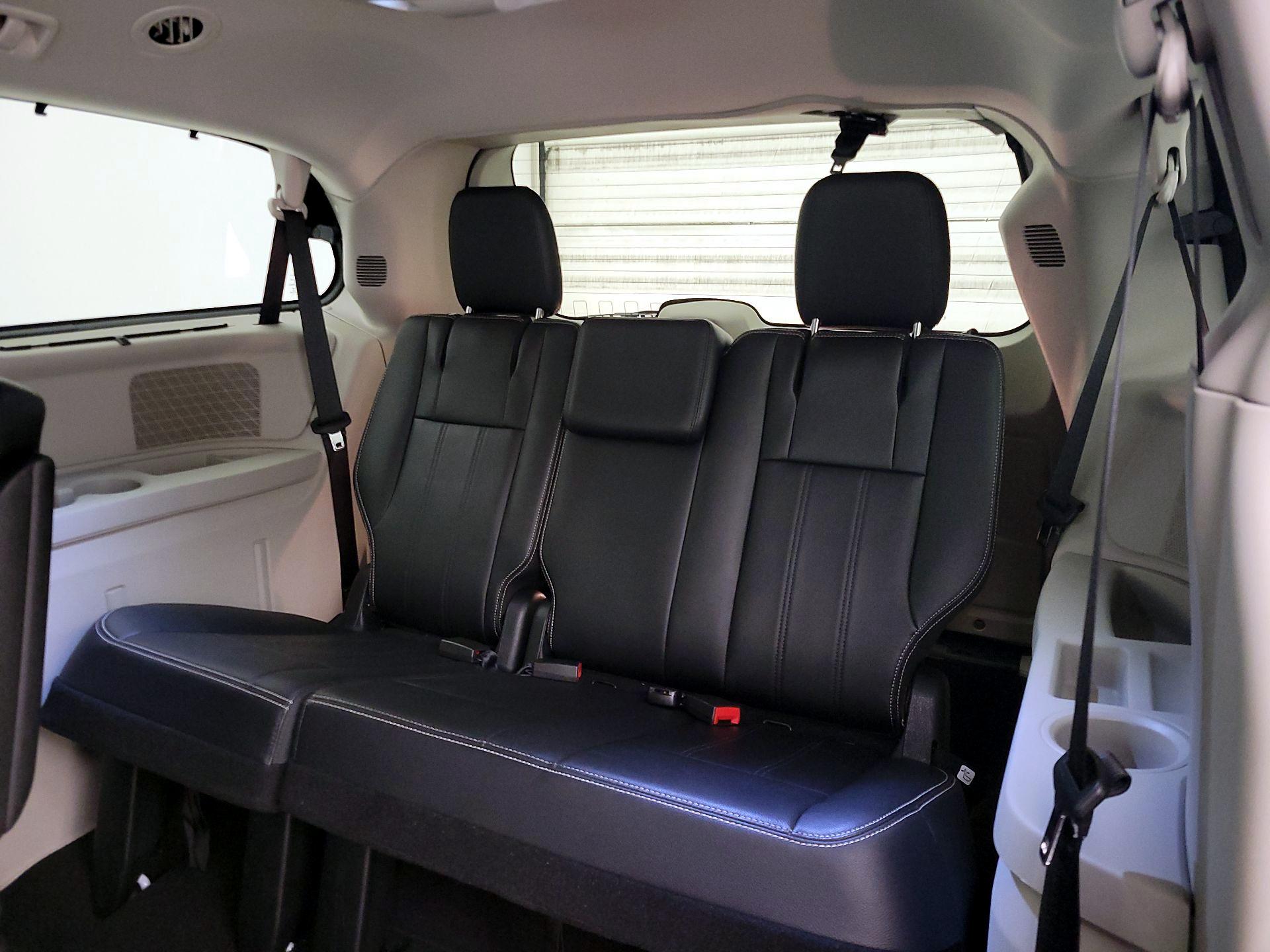 Thumbnail: 2014 Chrysler Town & Country - 20