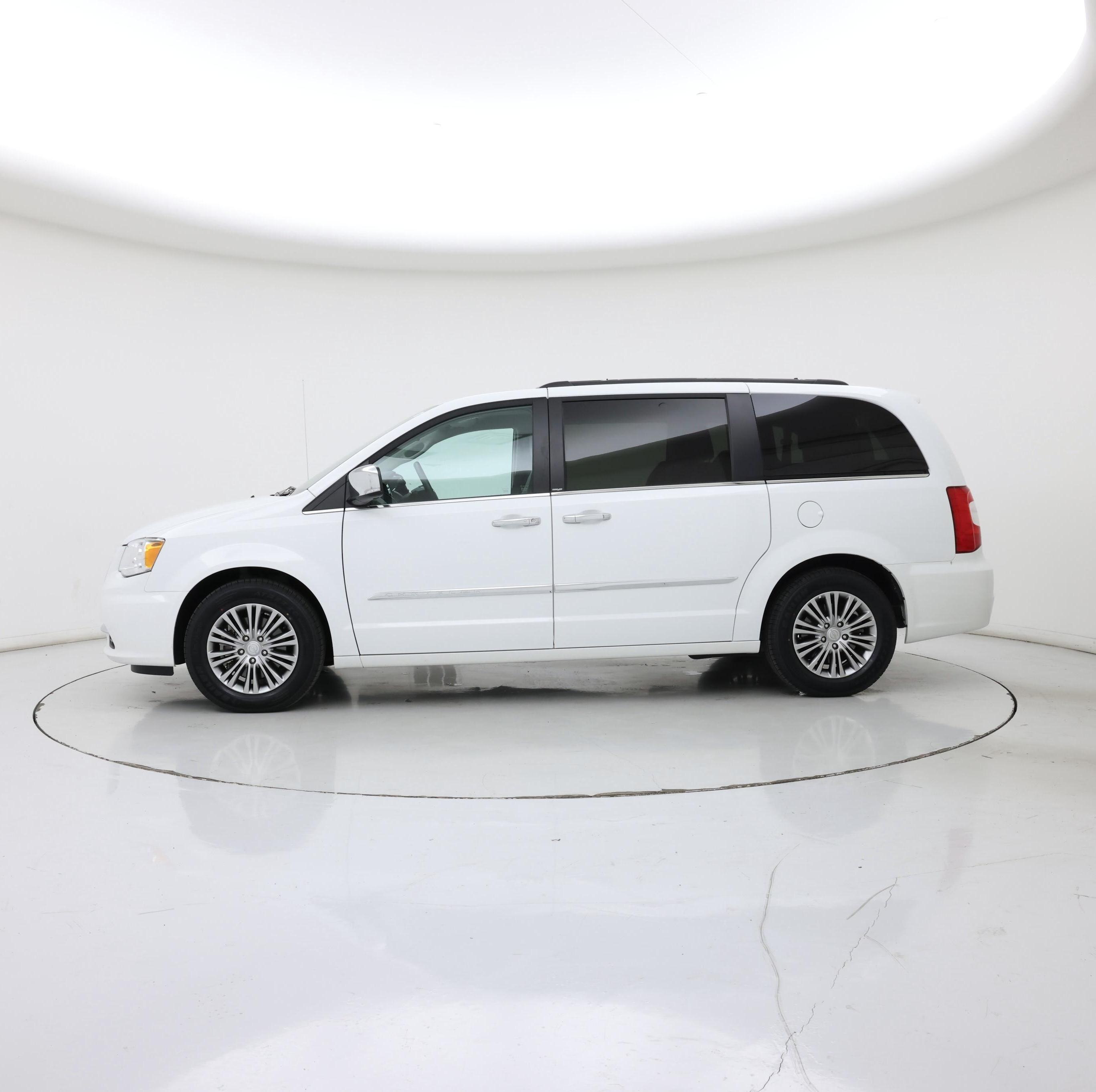 Thumbnail: 2014 Chrysler Town & Country - 3