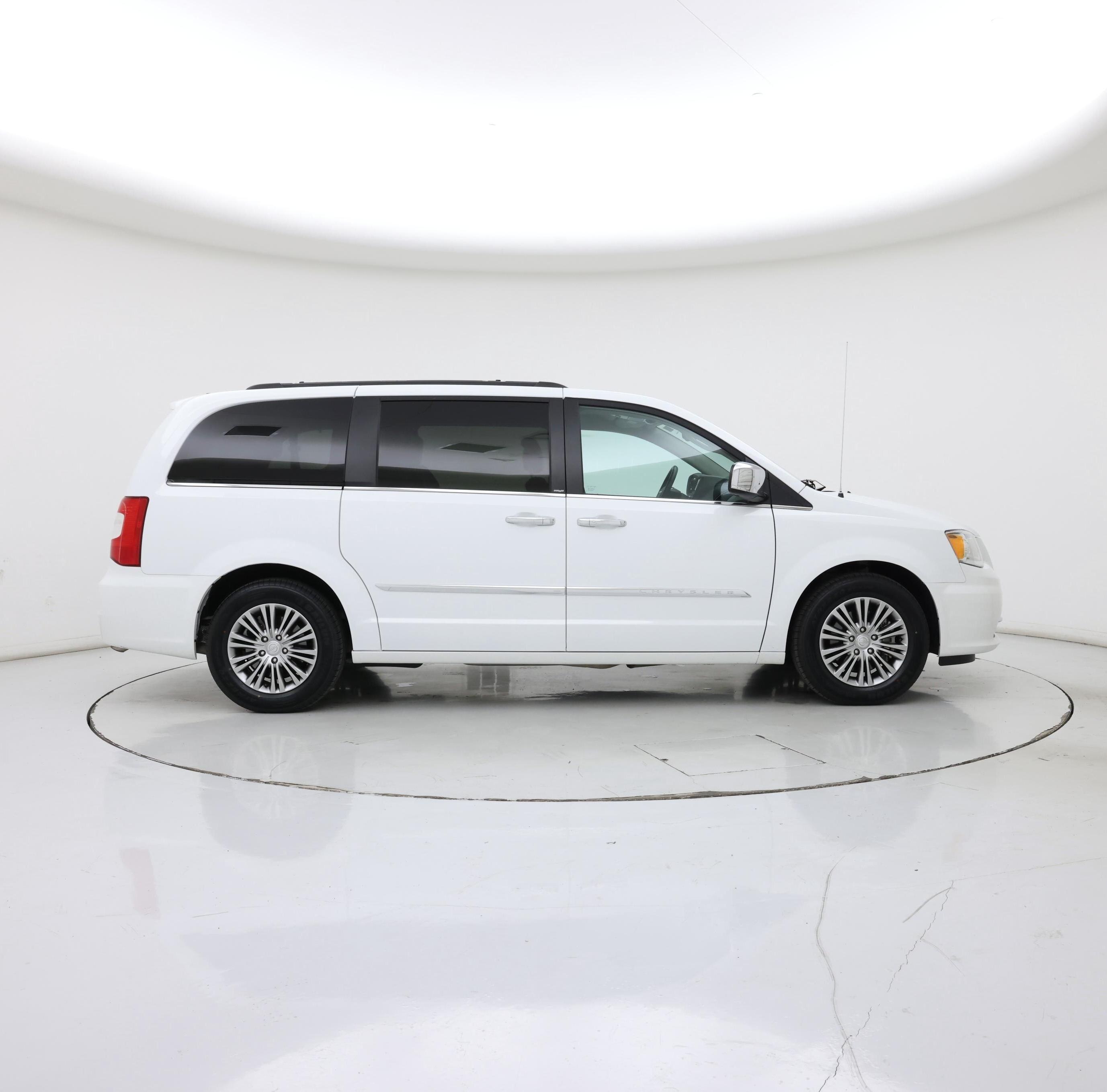 Thumbnail: 2014 Chrysler Town & Country - 7