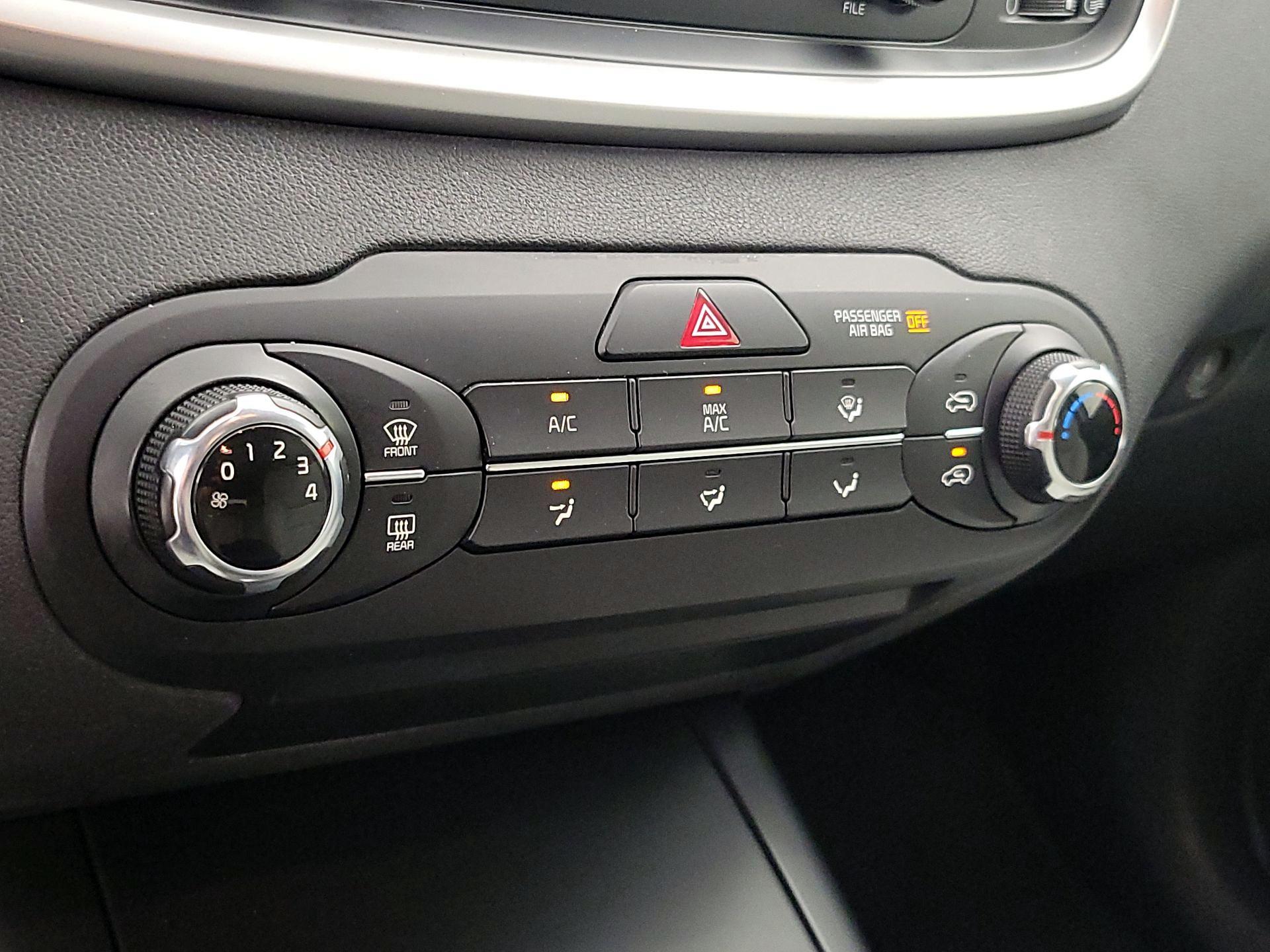 Thumbnail: 2016 Kia Sorento - 16