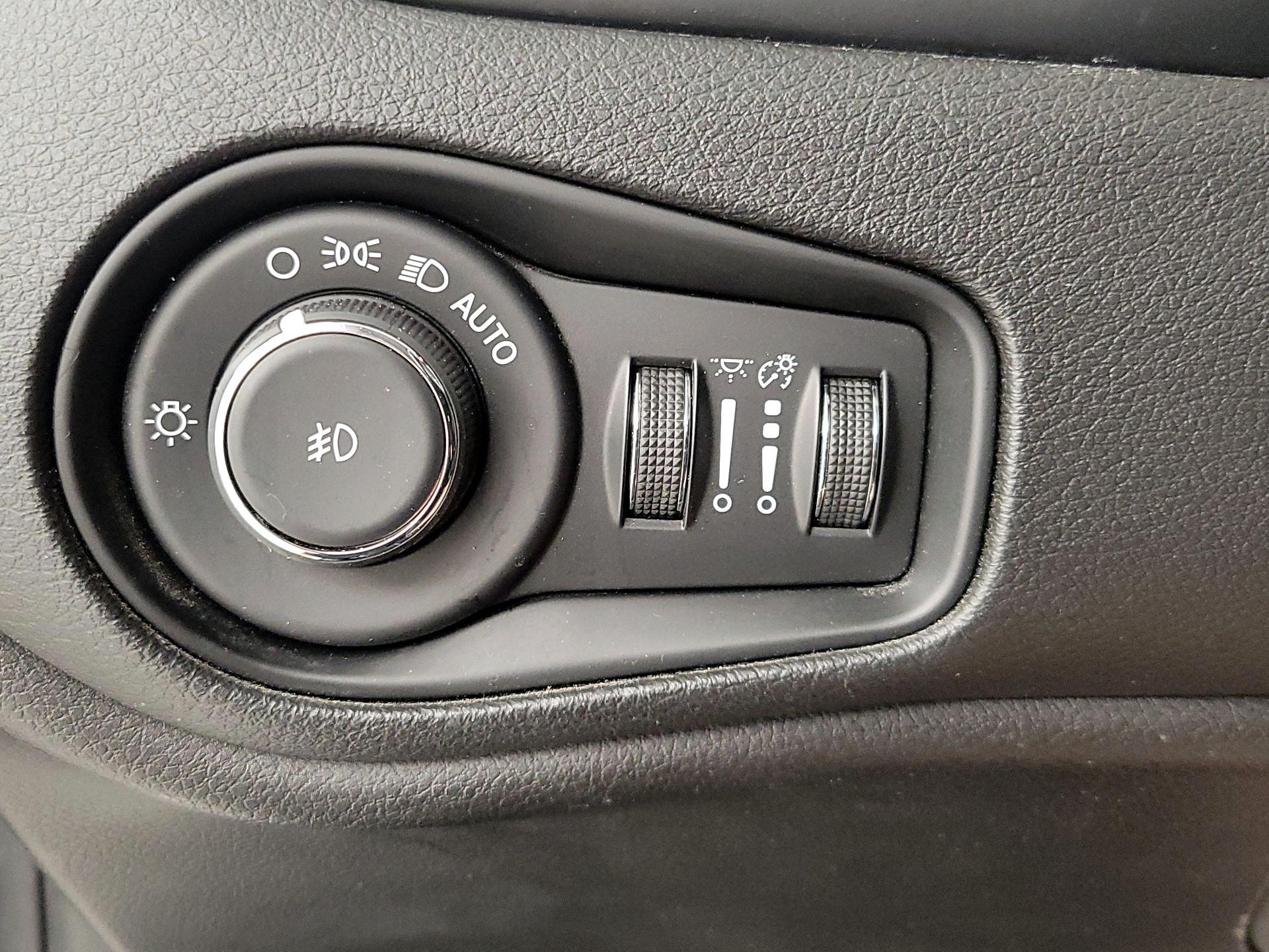 Thumbnail: 2016 Jeep Renegade - 13