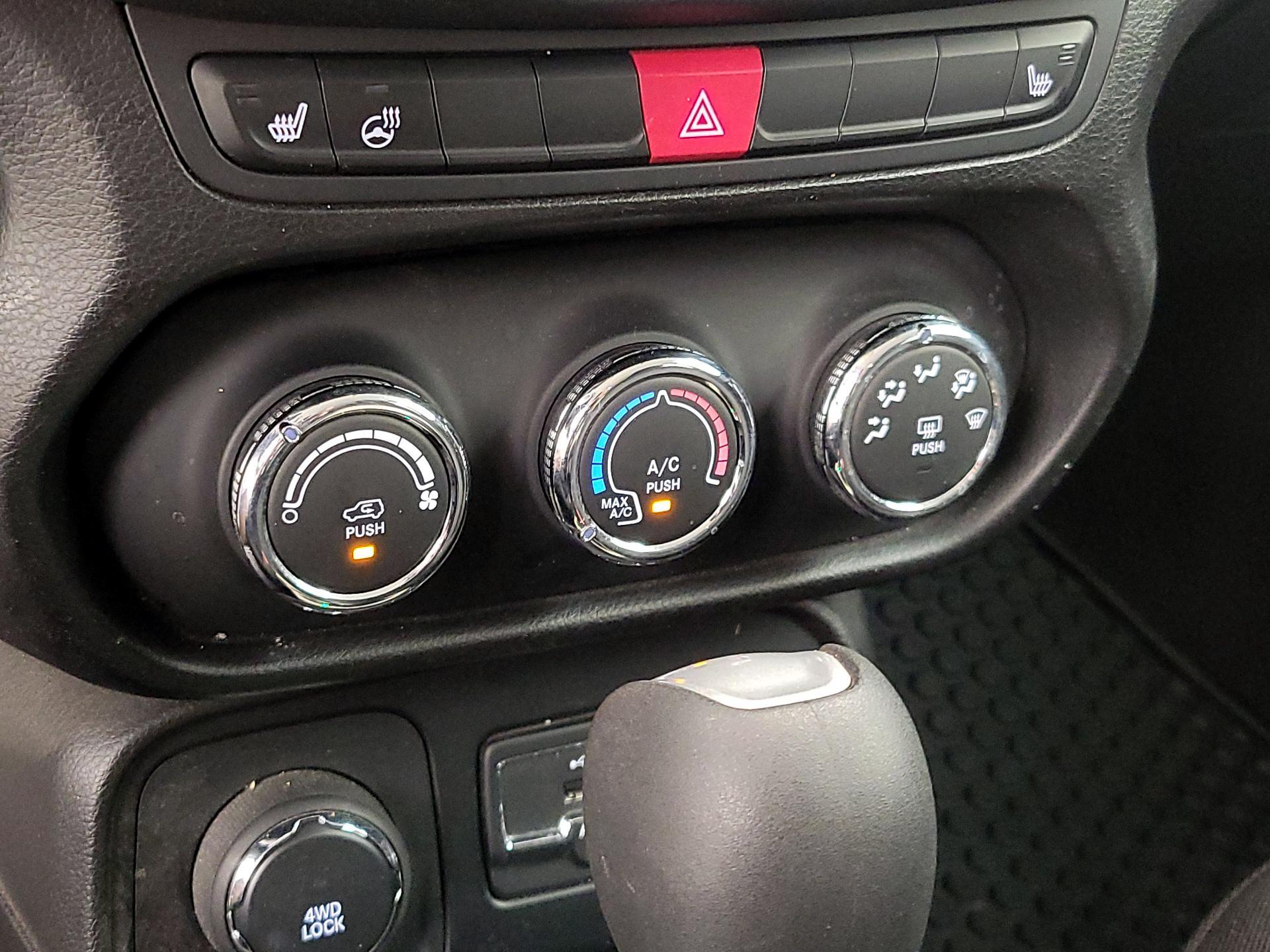 Thumbnail: 2016 Jeep Renegade - 16