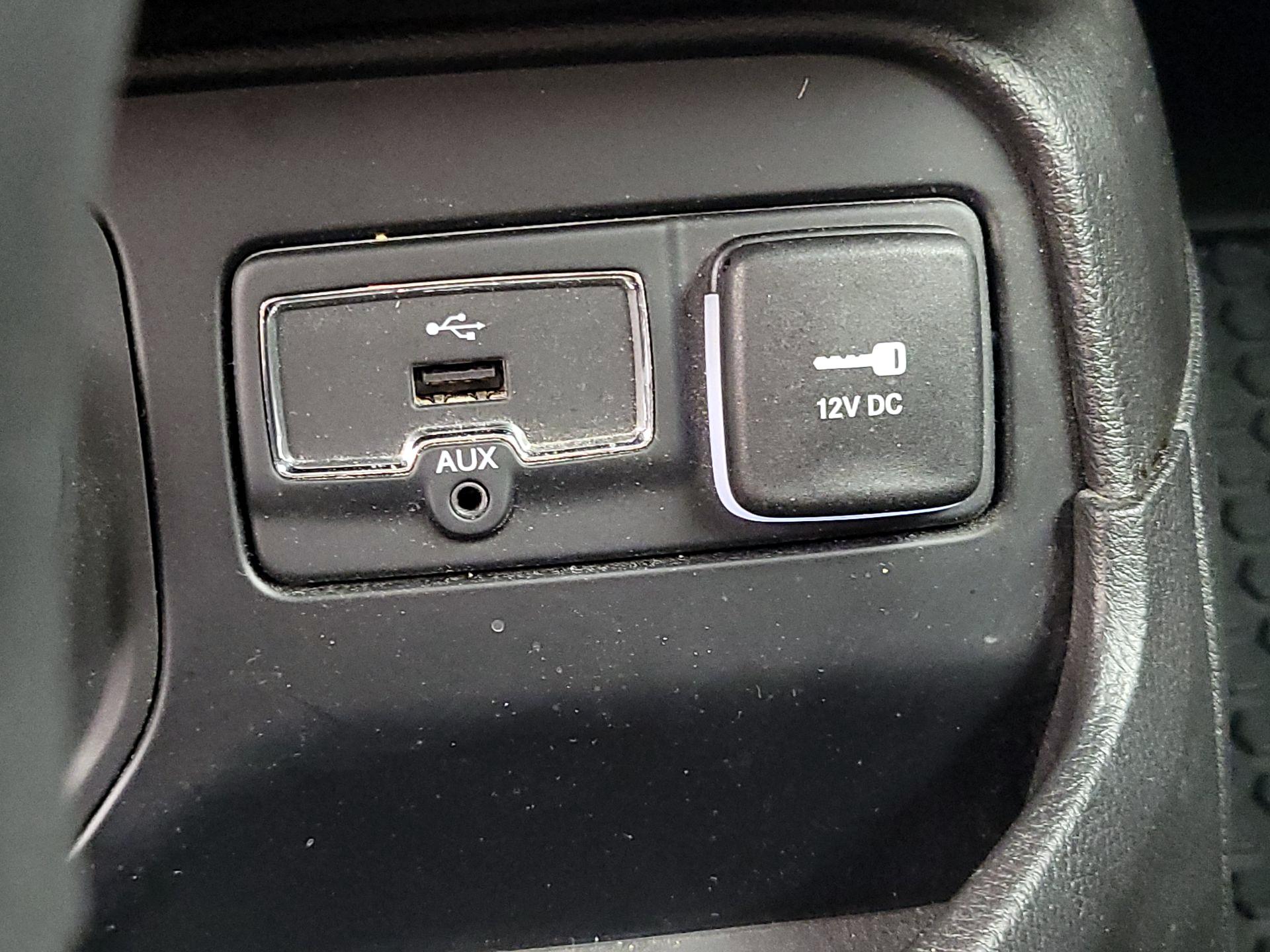 Thumbnail: 2016 Jeep Renegade - 18