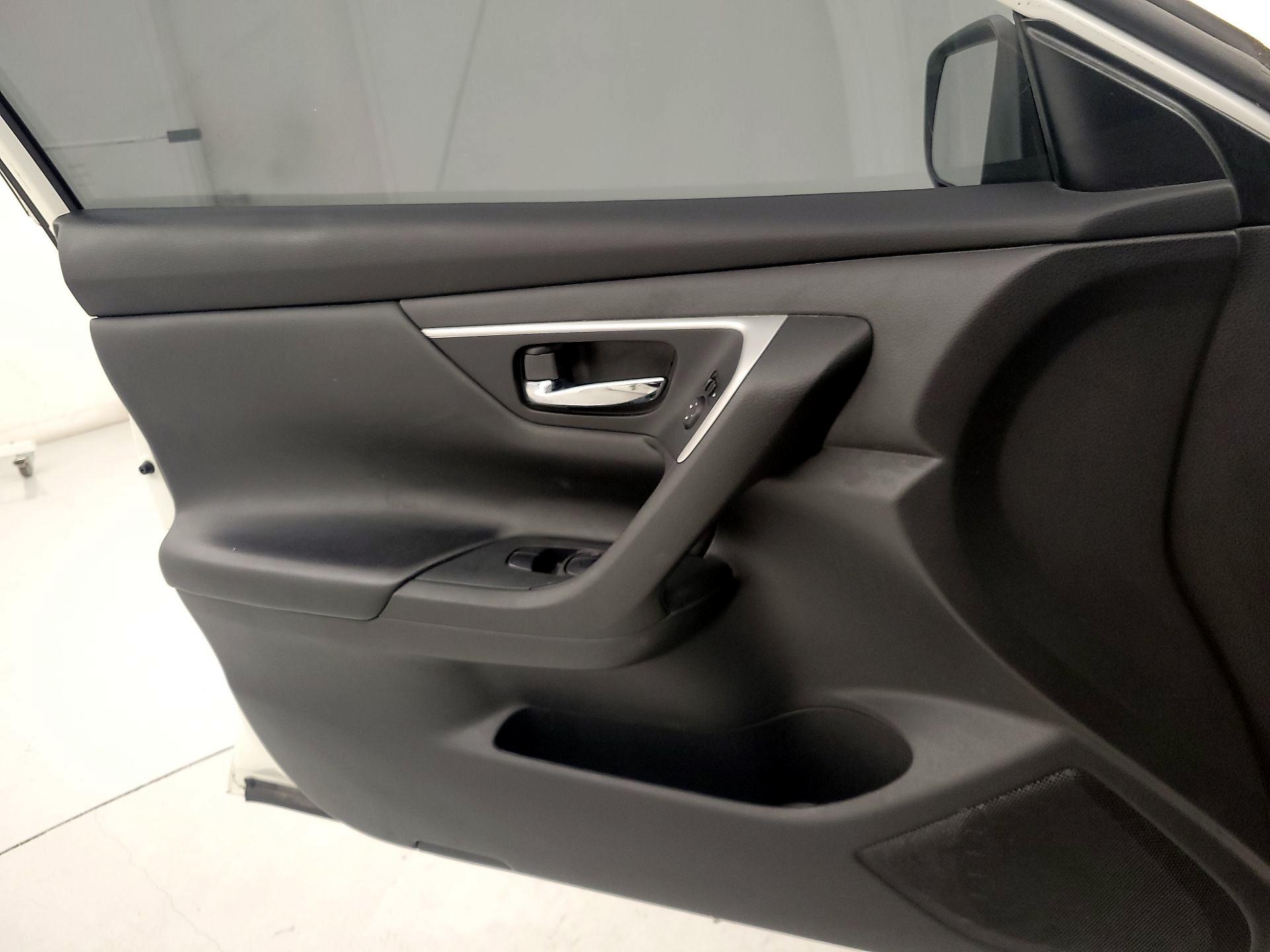 Thumbnail: 2016 Nissan Altima - 12