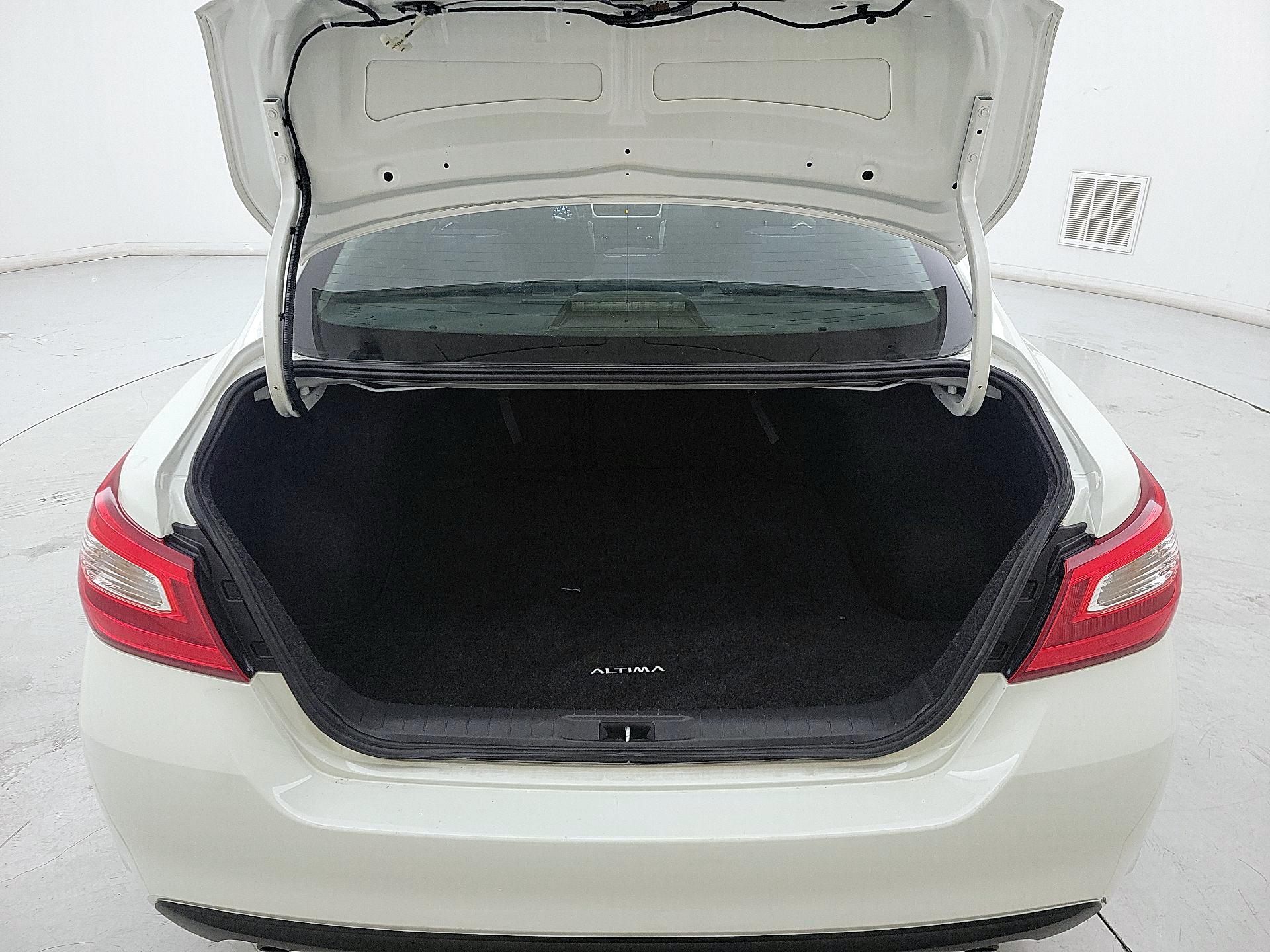 Thumbnail: 2016 Nissan Altima - 19