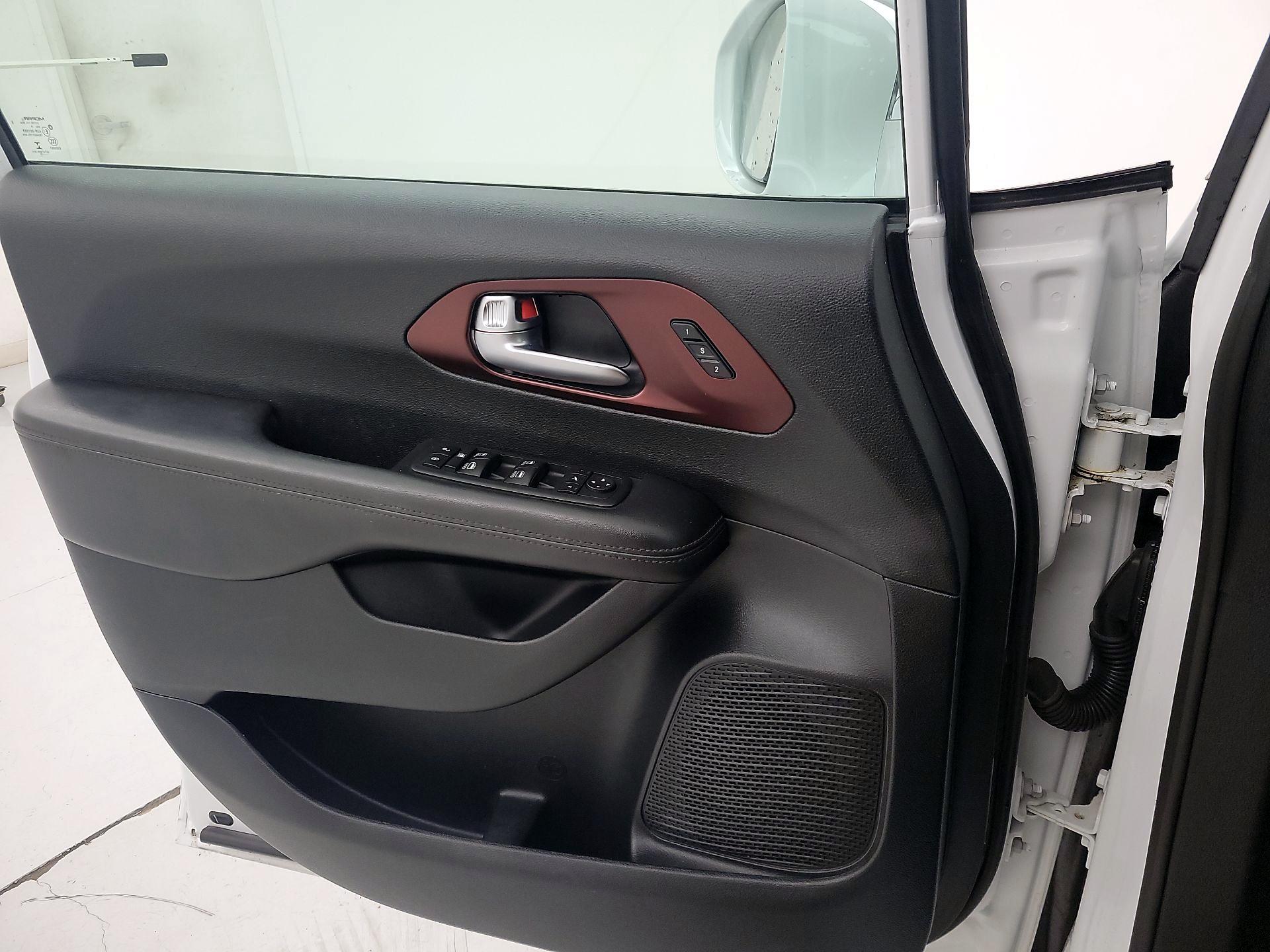 Thumbnail: 2020 Chrysler Pacifica - 12