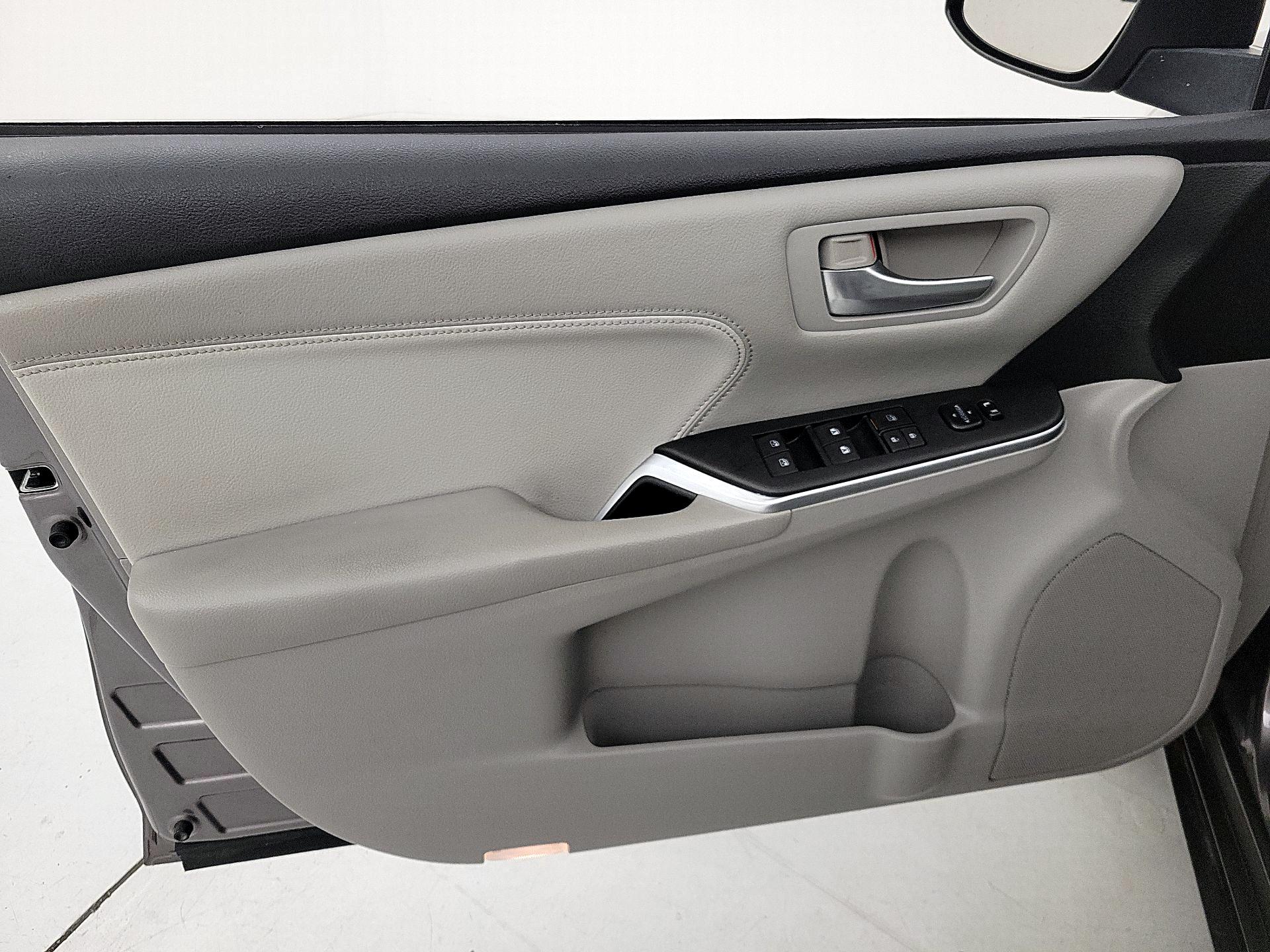 Thumbnail: 2016 Toyota Camry - 12