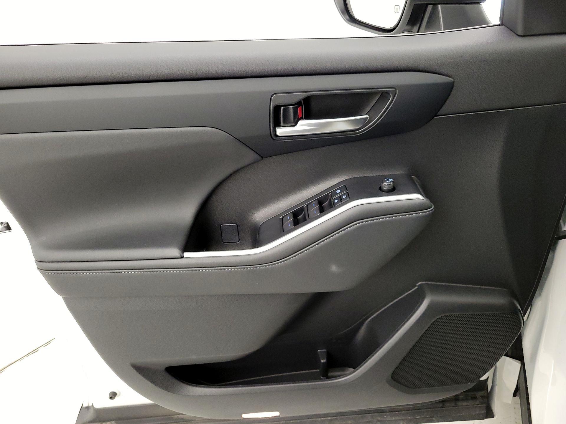 Thumbnail: 2021 Toyota Highlander - 12