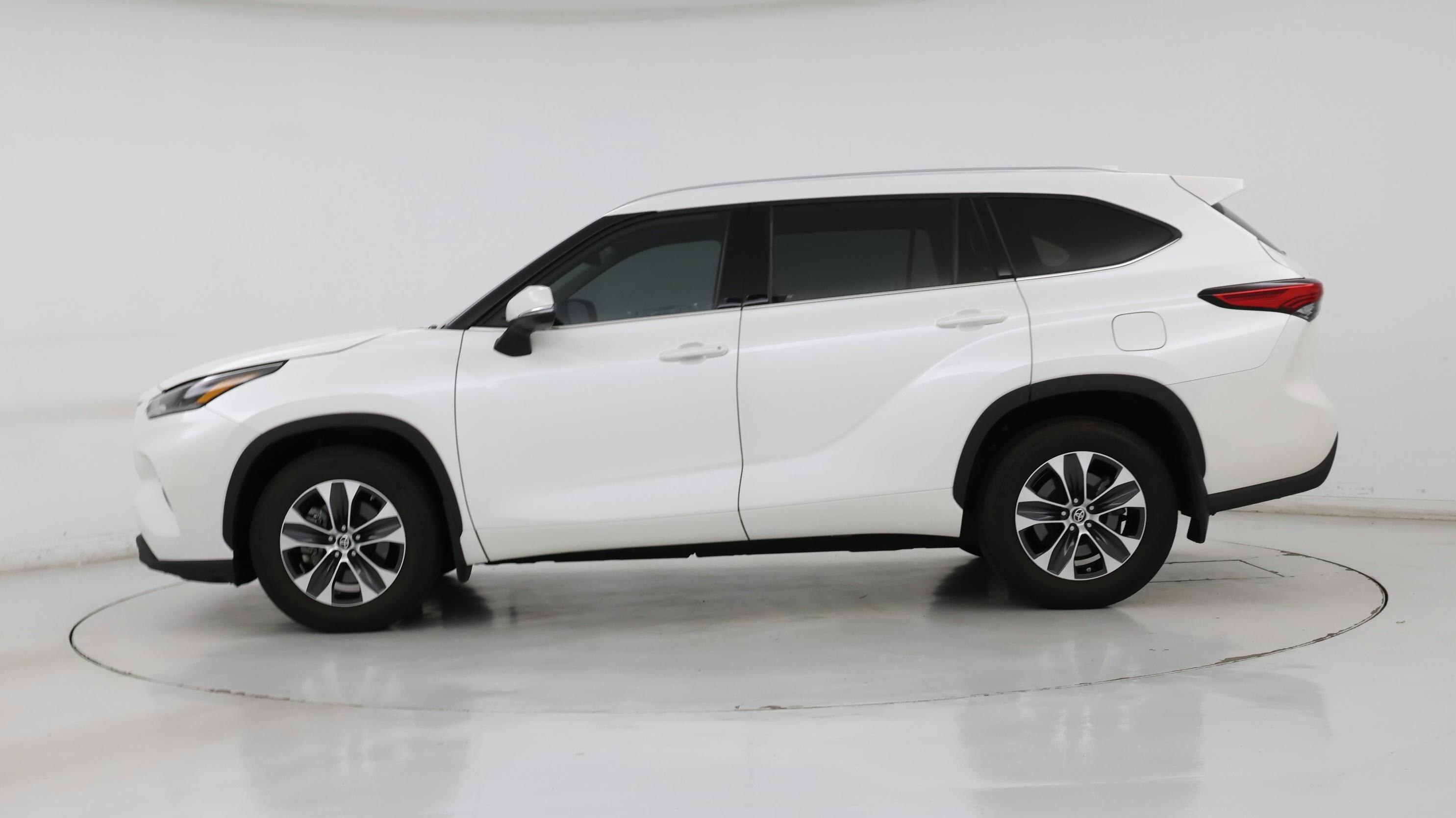 Thumbnail: 2021 Toyota Highlander - 3