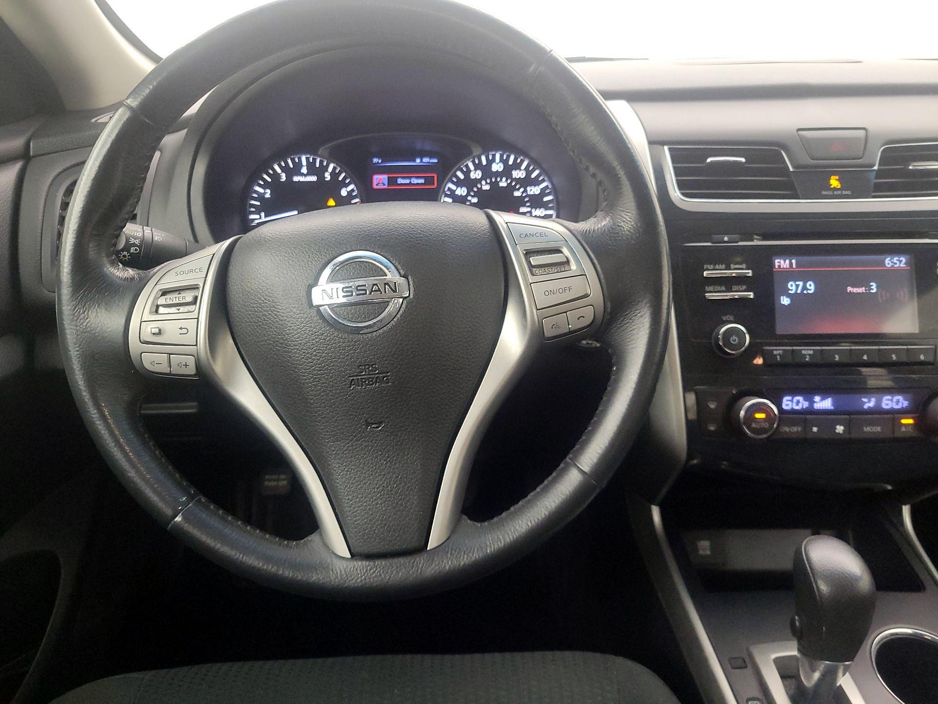 Thumbnail: 2015 Nissan Altima - 10