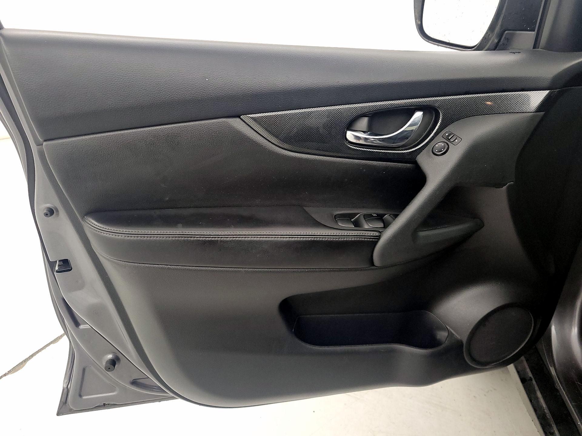 Thumbnail: 2016 Nissan Rogue - 12