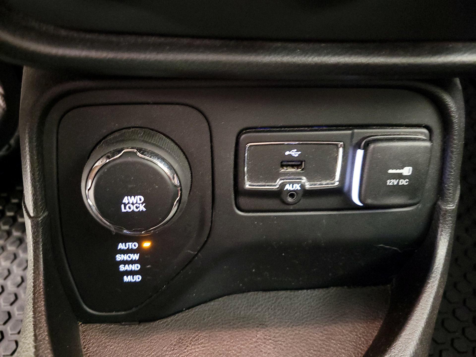Thumbnail: 2017 Jeep Renegade - 19
