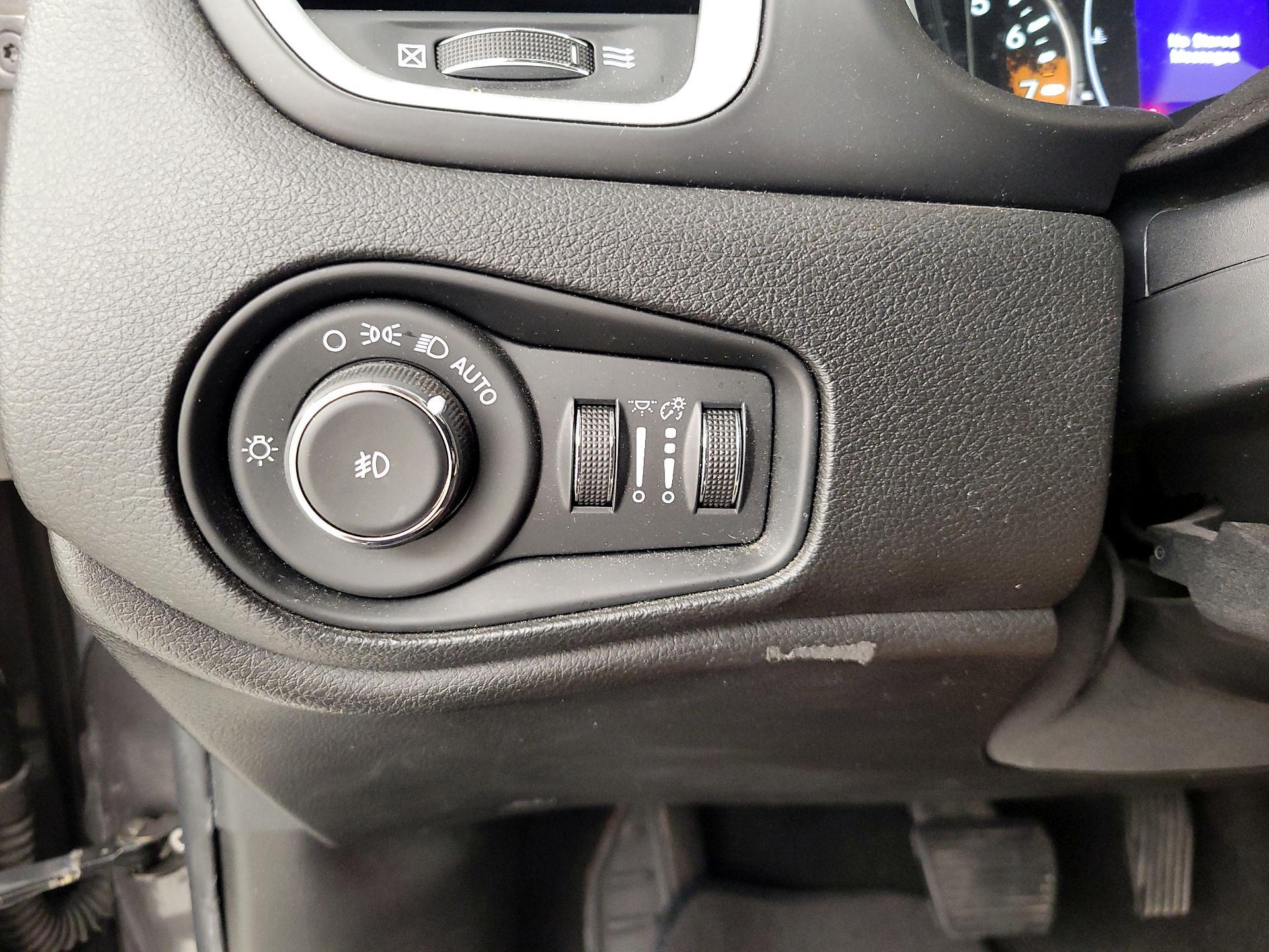 Thumbnail: 2016 Jeep Renegade - 13