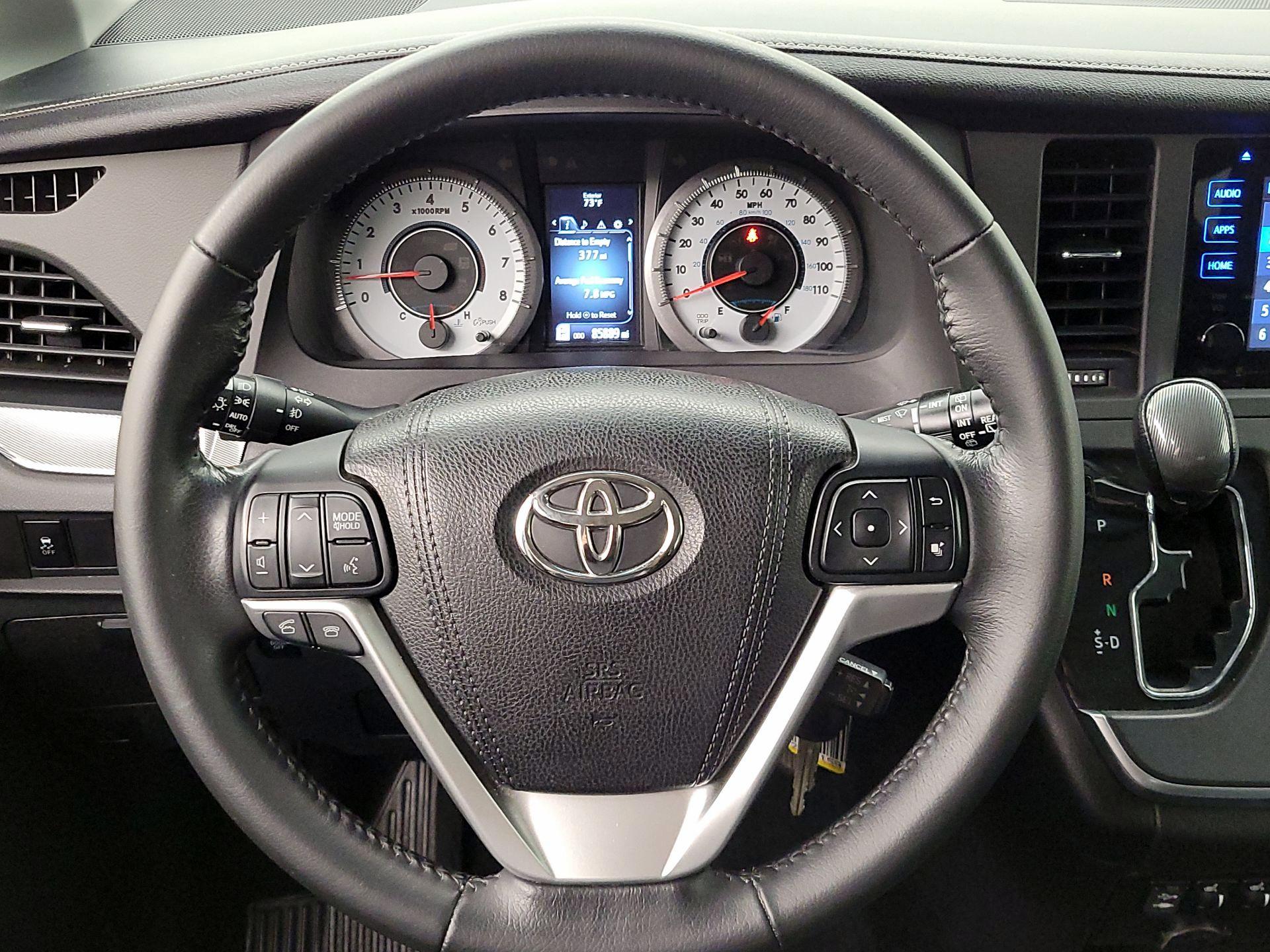 Thumbnail: 2016 Toyota Sienna - 10