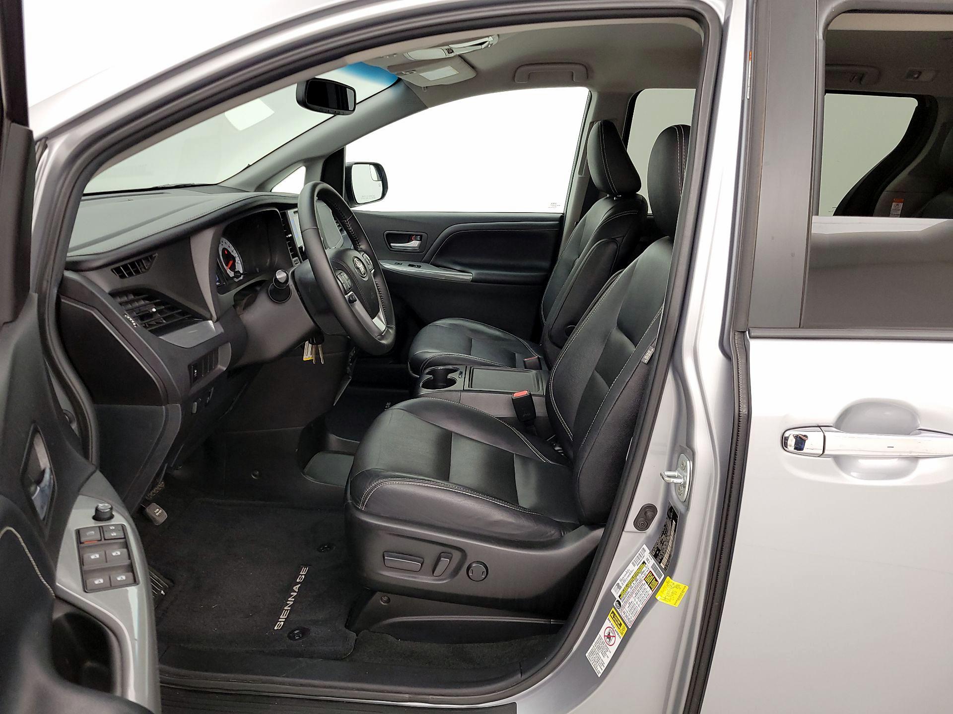 Thumbnail: 2016 Toyota Sienna - 11
