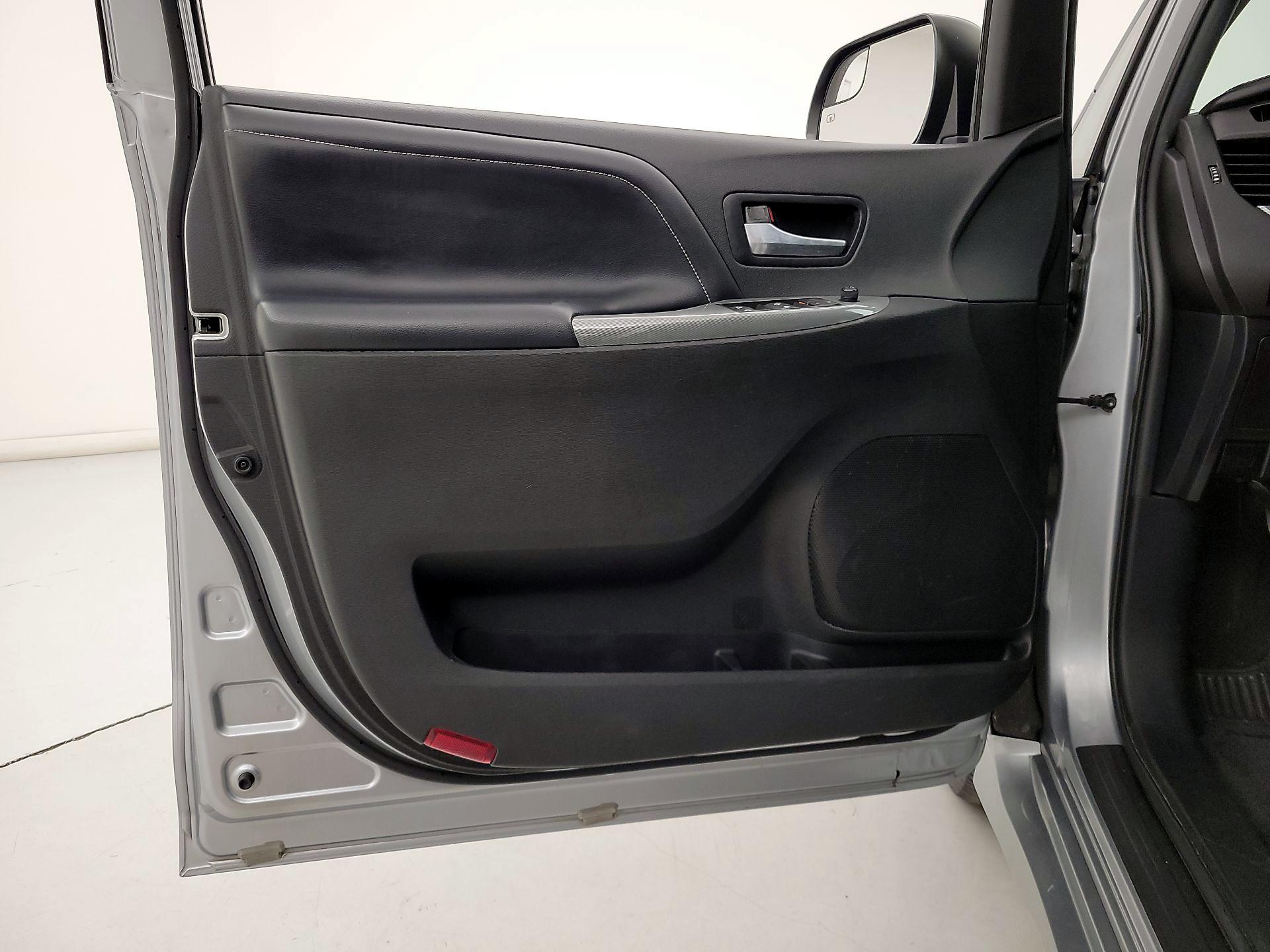 Thumbnail: 2016 Toyota Sienna - 12