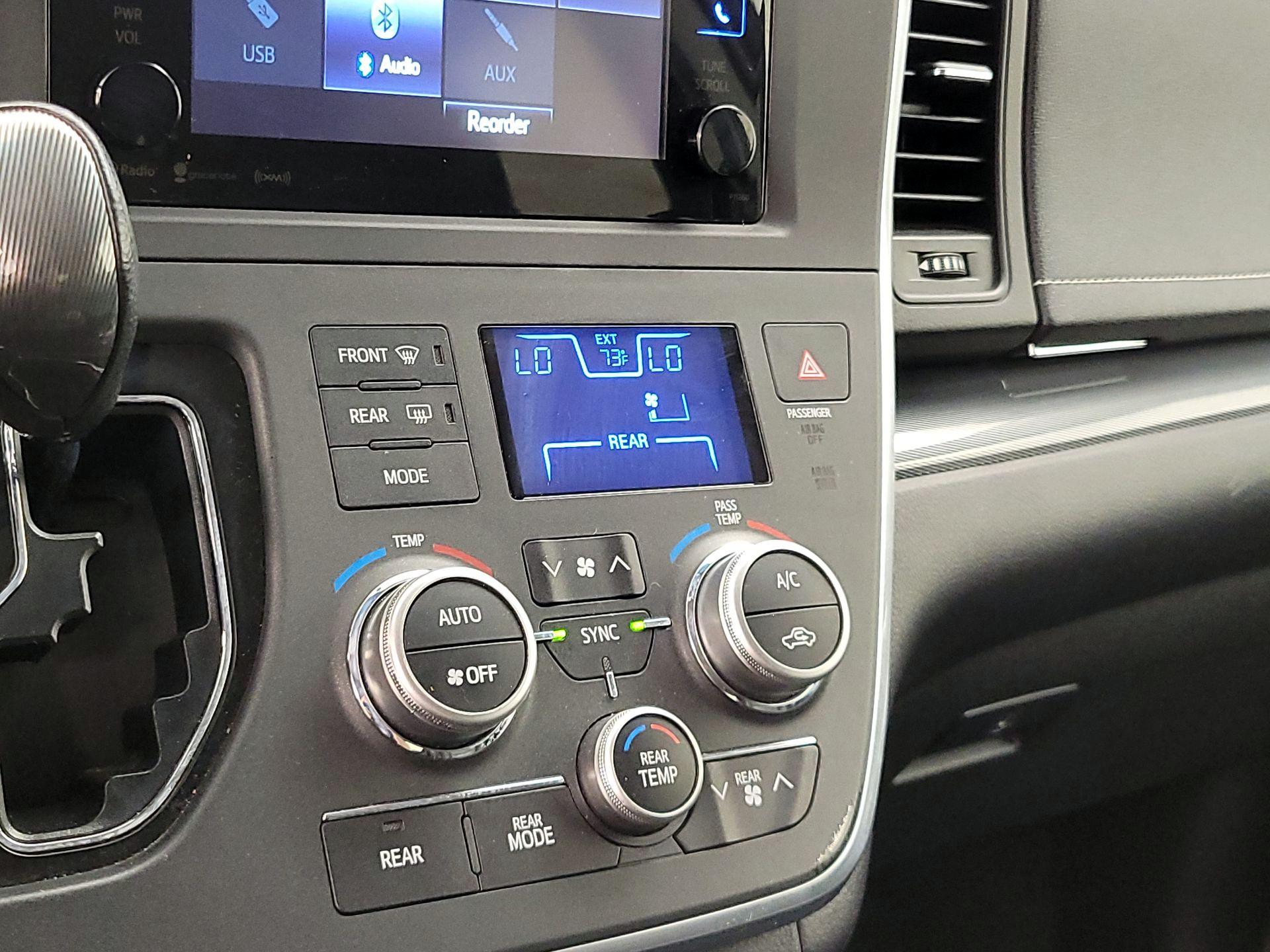 Thumbnail: 2016 Toyota Sienna - 16