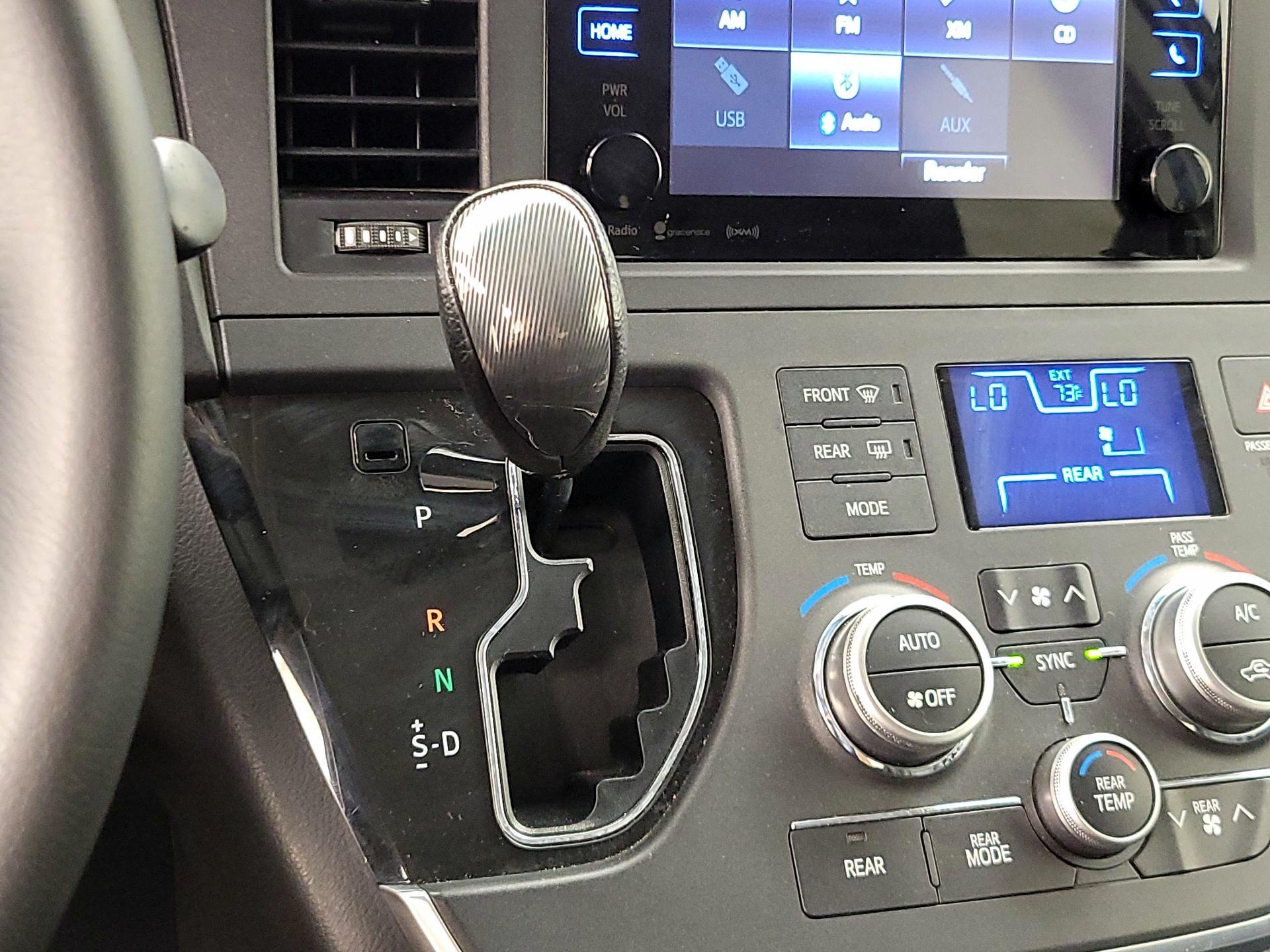 Thumbnail: 2016 Toyota Sienna - 17