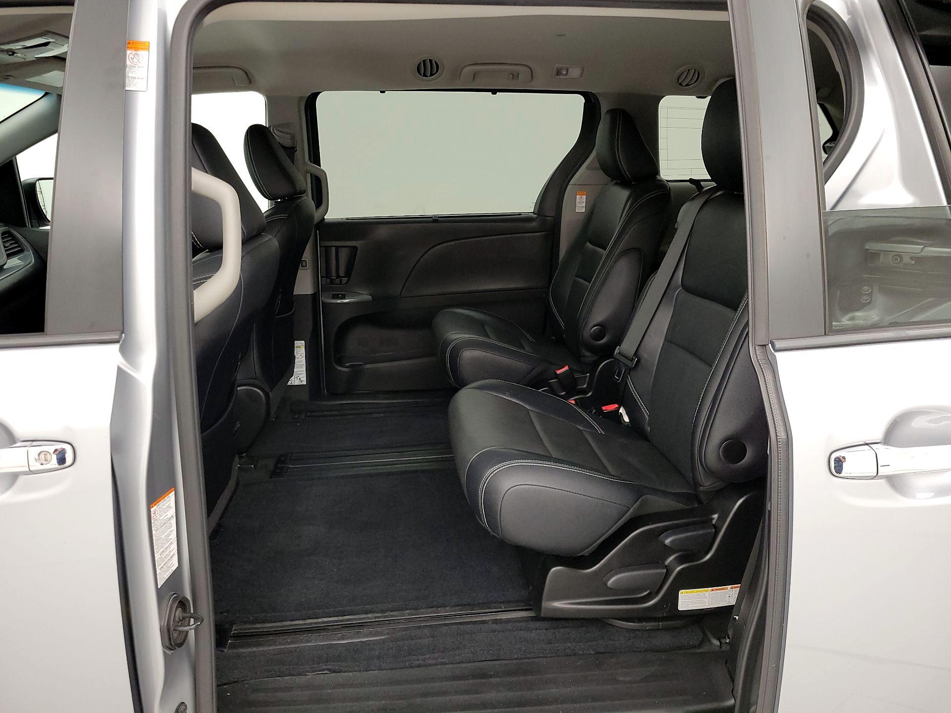 Thumbnail: 2016 Toyota Sienna - 19