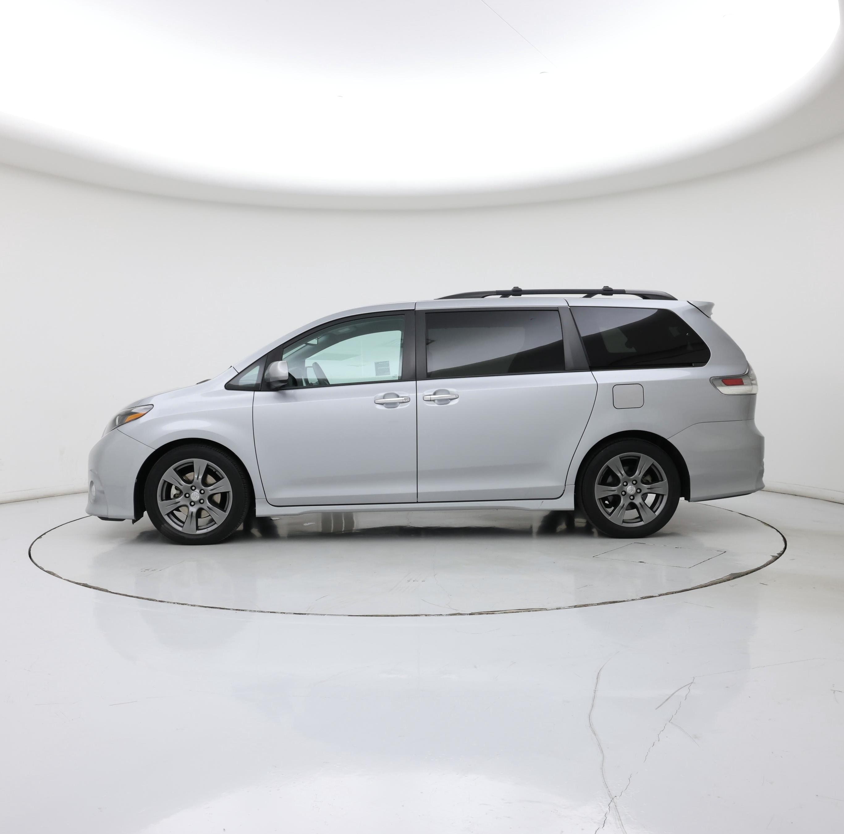 Thumbnail: 2016 Toyota Sienna - 3