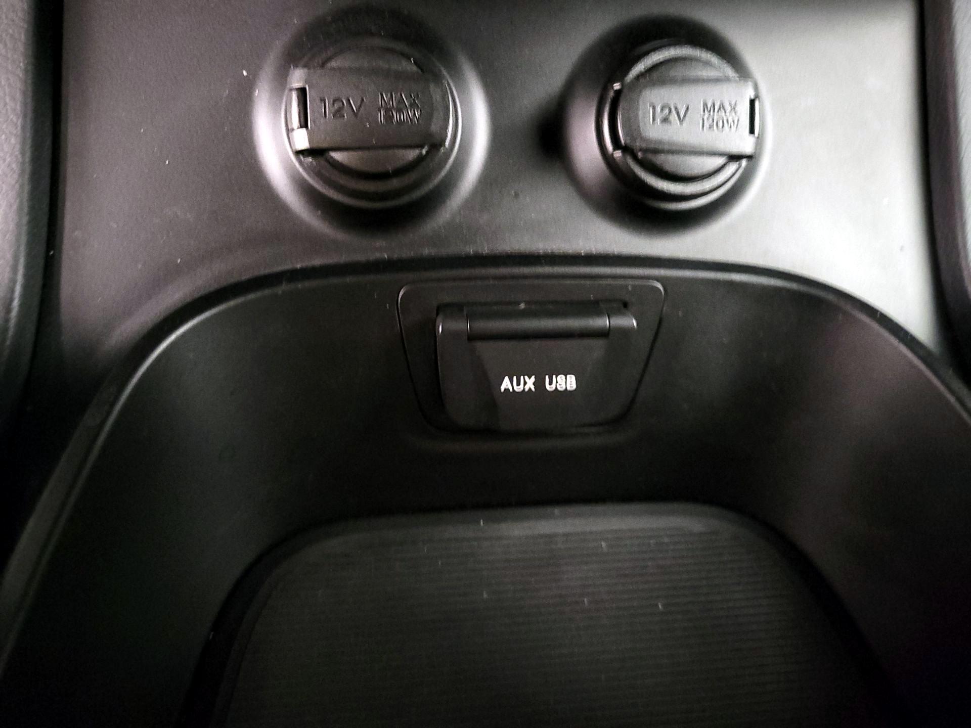 Thumbnail: 2015 Hyundai Santa Fe - 17