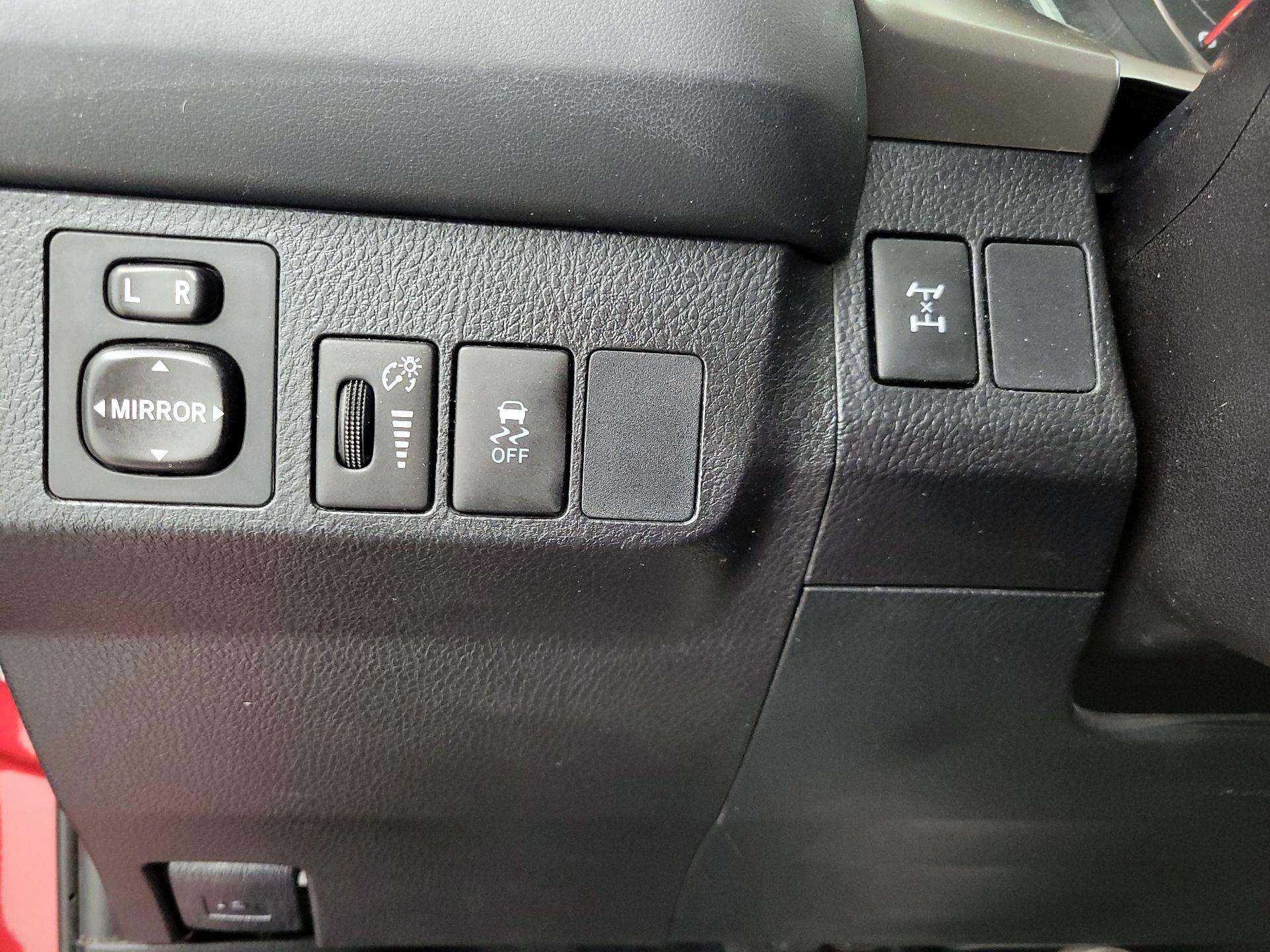 Thumbnail: 2015 Toyota RAV4 - 13