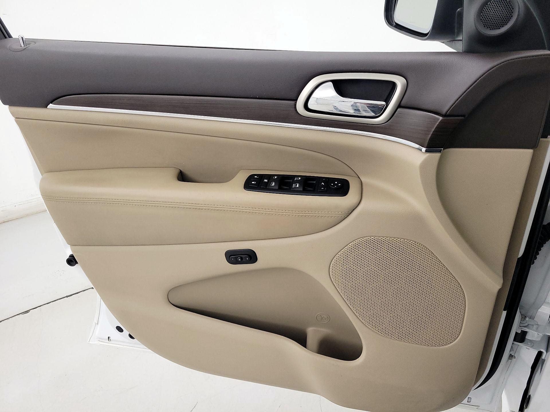 Thumbnail: 2015 Jeep Grand Cherokee - 12