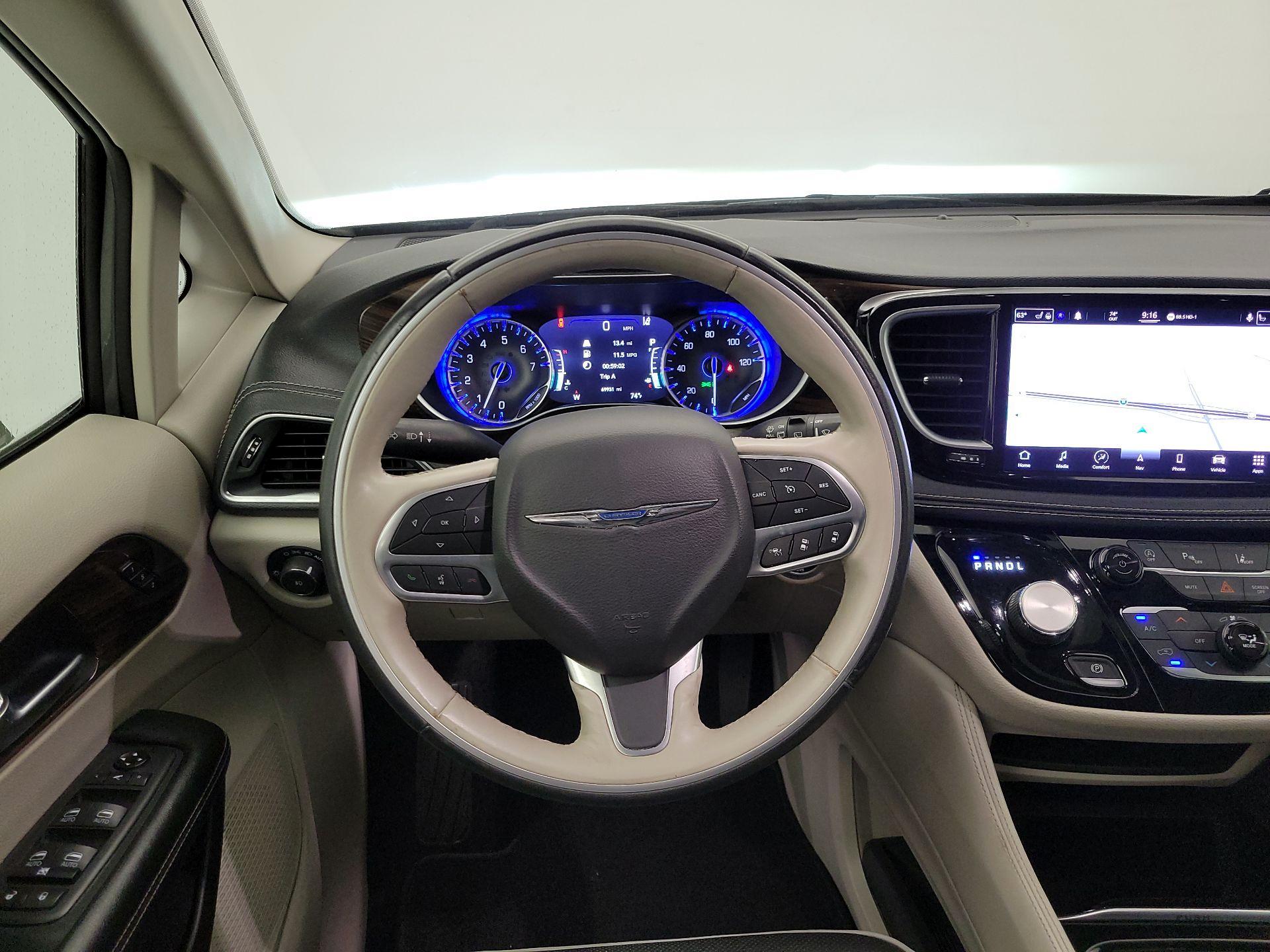Thumbnail: 2021 Chrysler Pacifica - 10