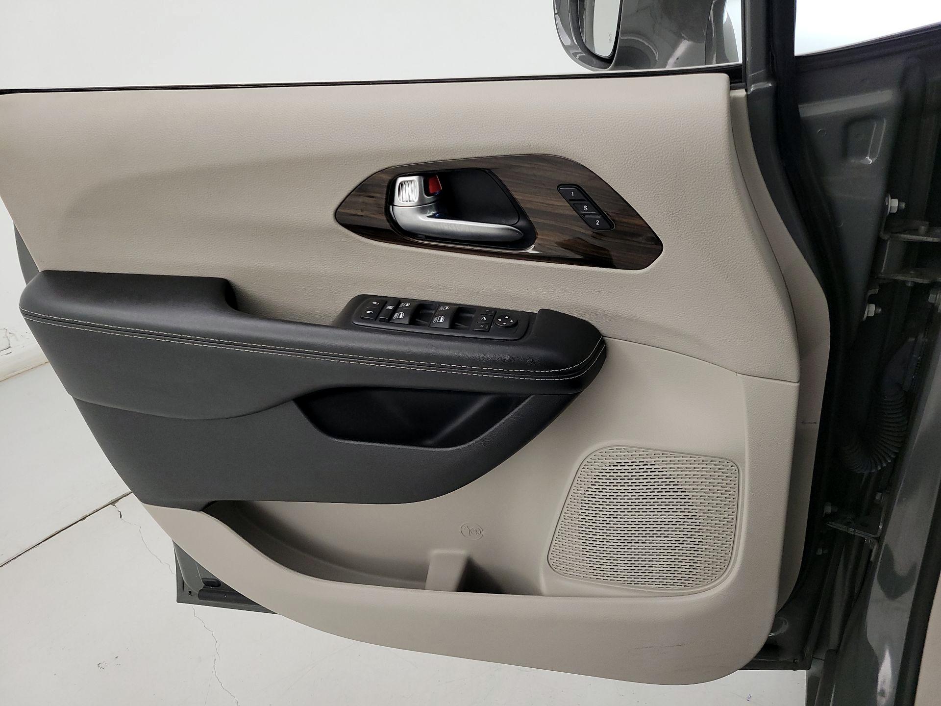Thumbnail: 2021 Chrysler Pacifica - 12