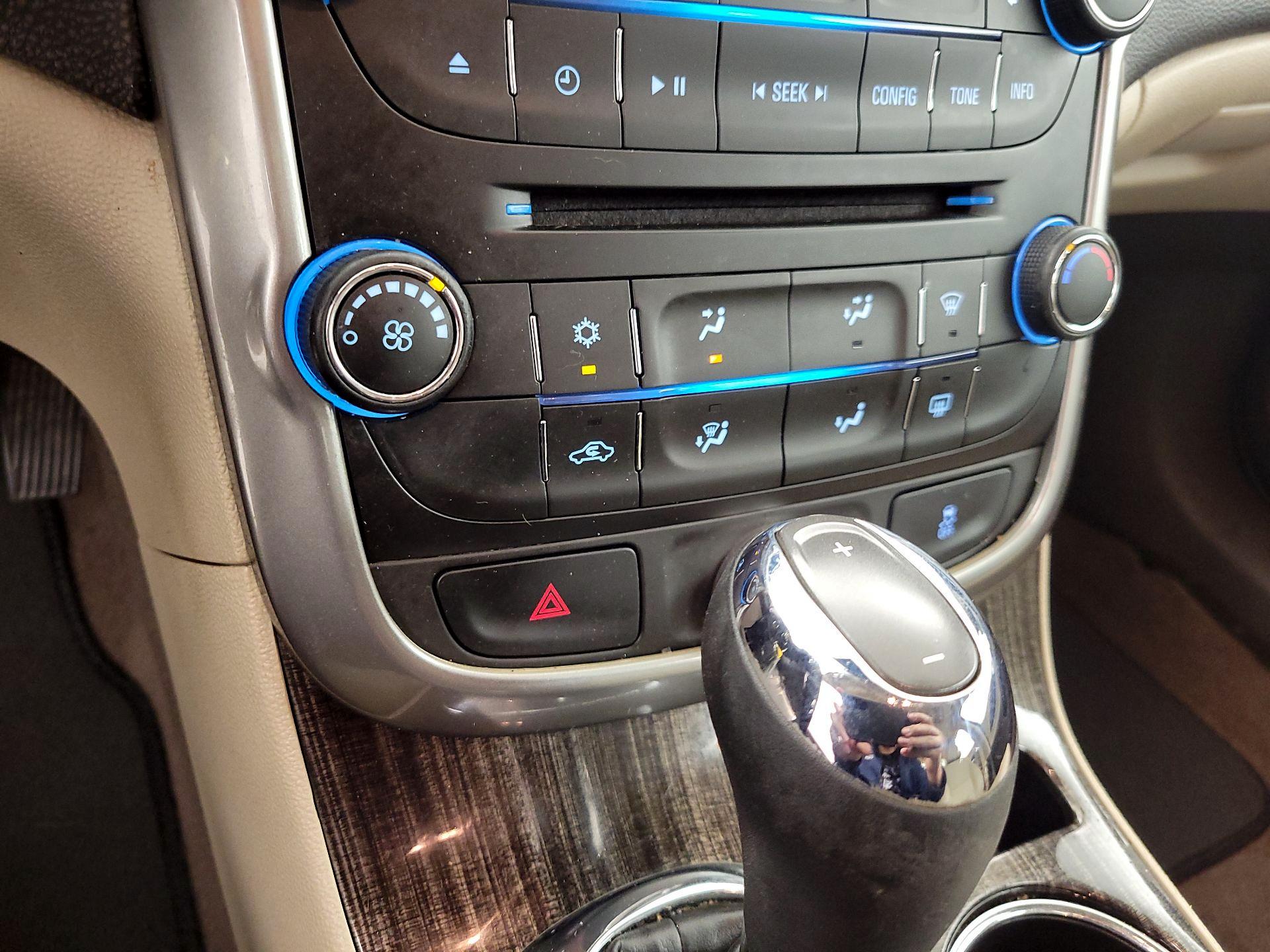 Thumbnail: 2016 Chevrolet Malibu - 16