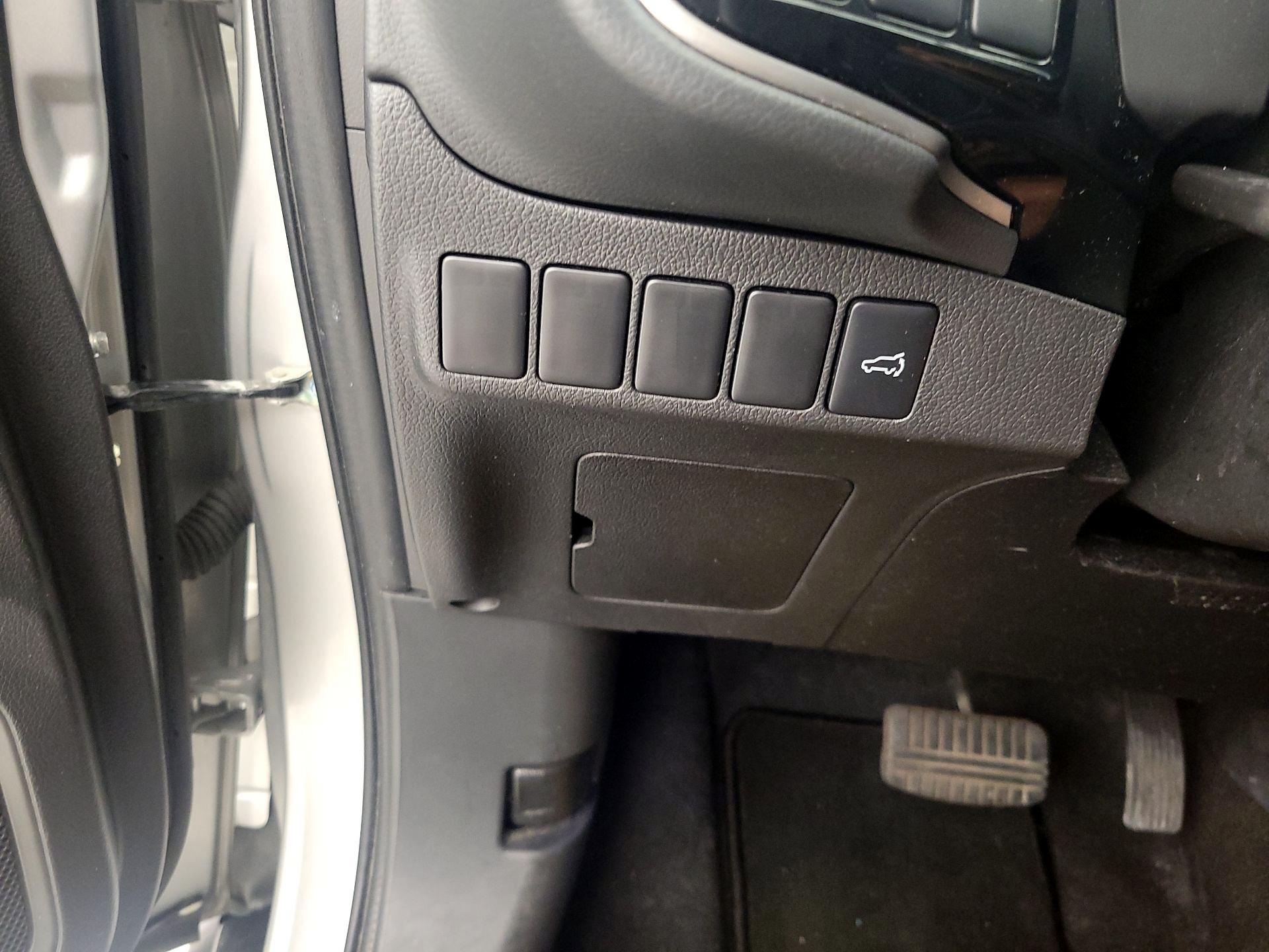Thumbnail: 2019 Mitsubishi Outlander - 13