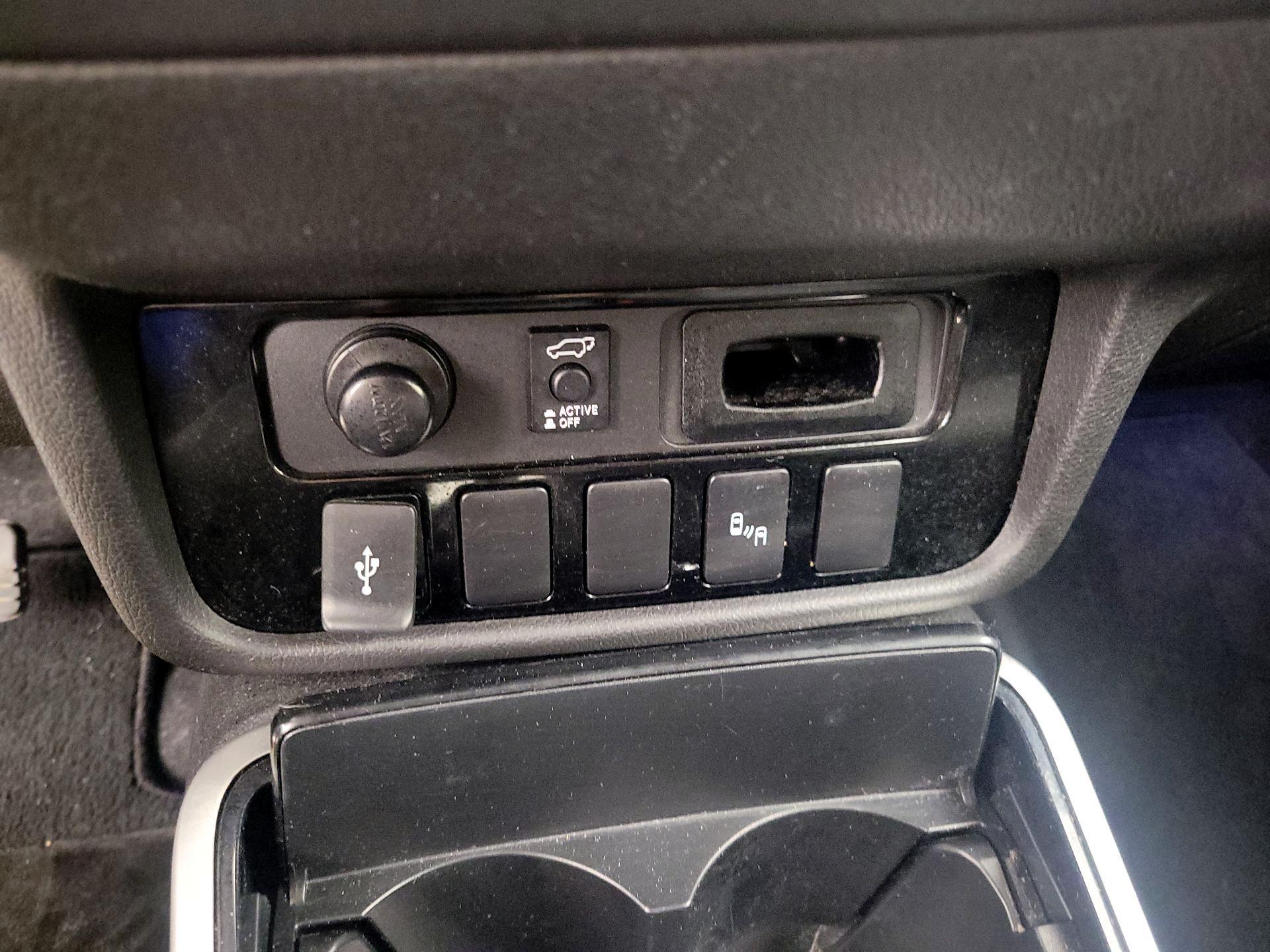 Thumbnail: 2019 Mitsubishi Outlander - 18
