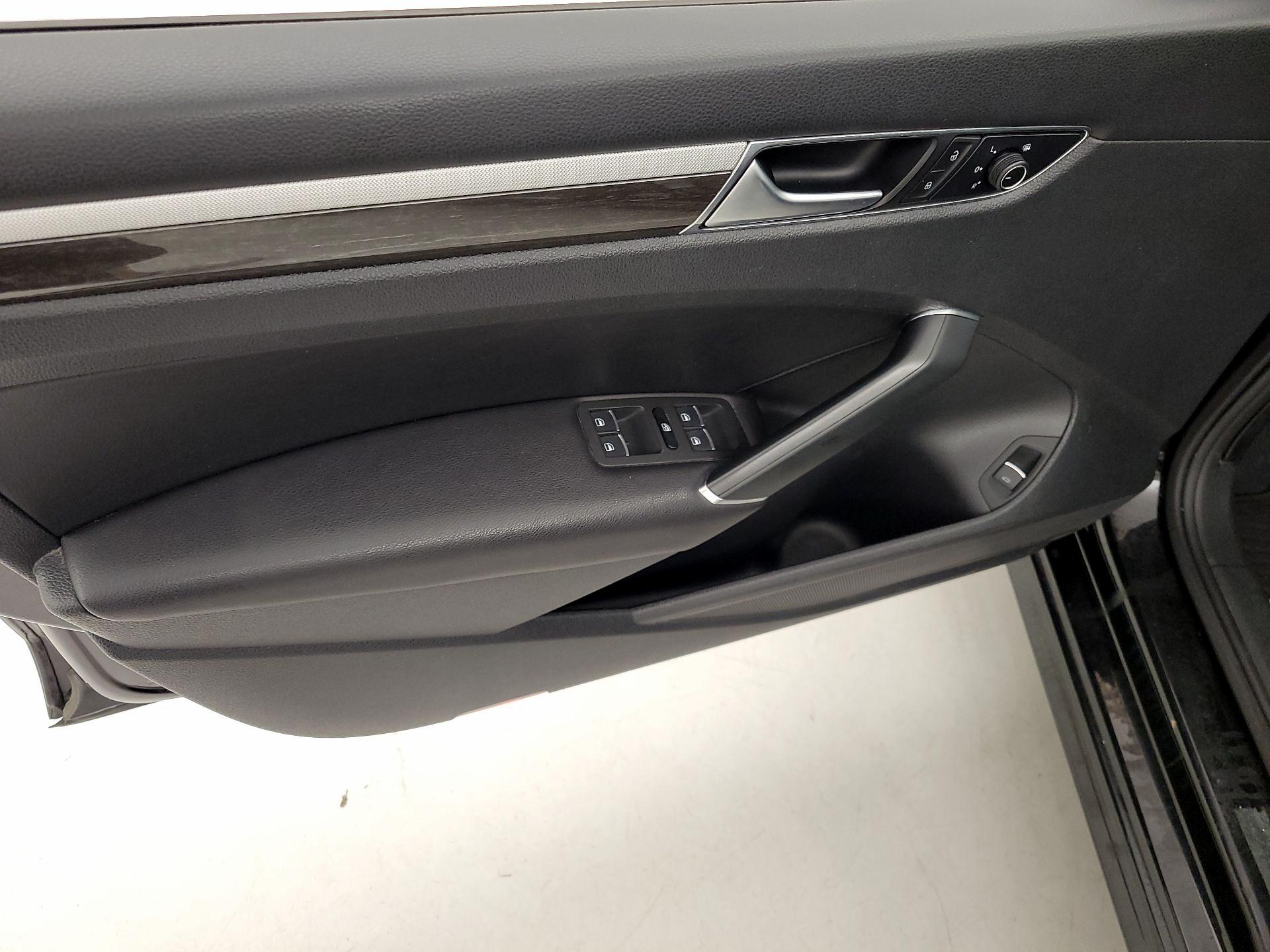 Thumbnail: 2016 Volkswagen Passat - 12