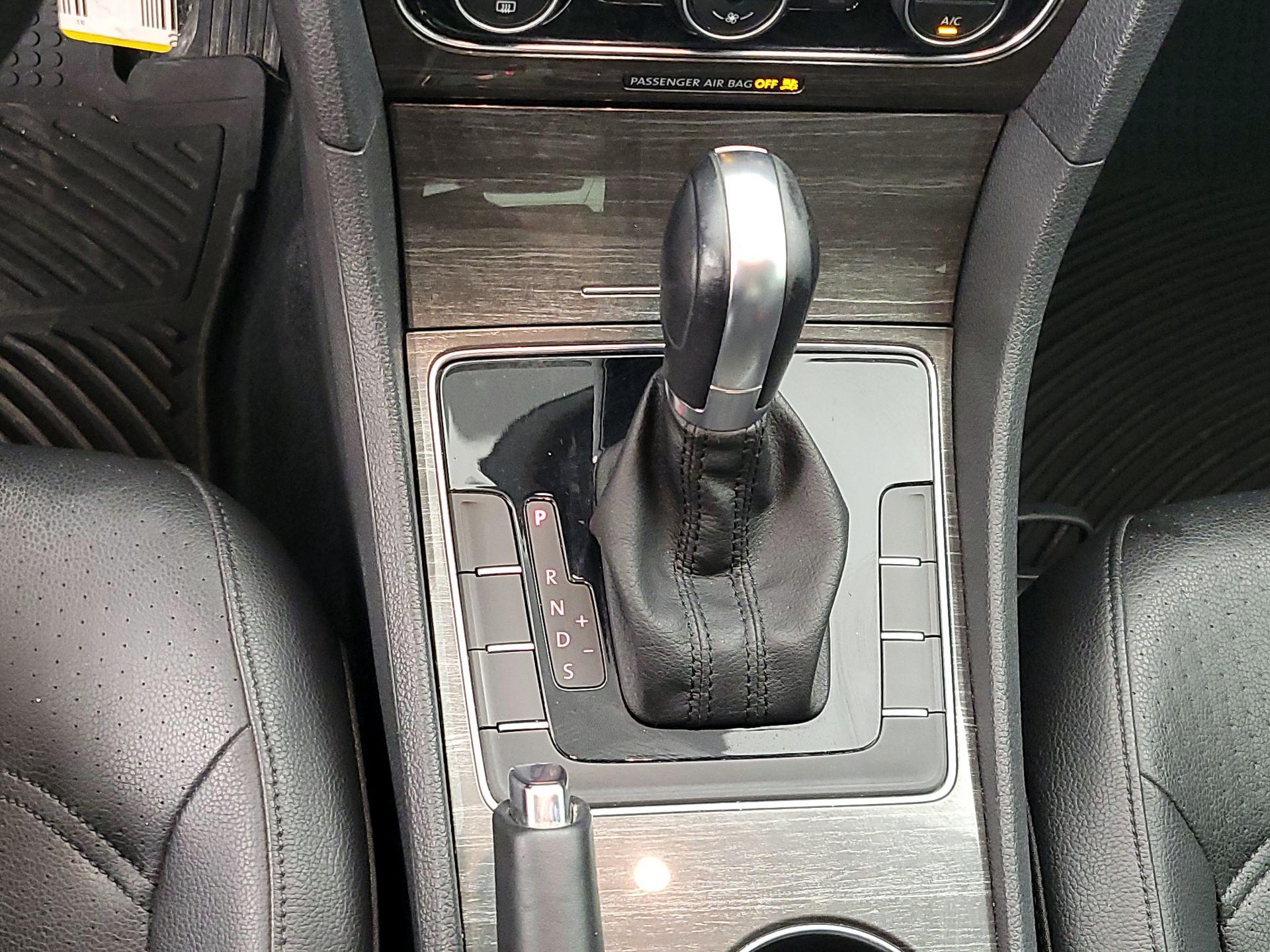 Thumbnail: 2016 Volkswagen Passat - 17