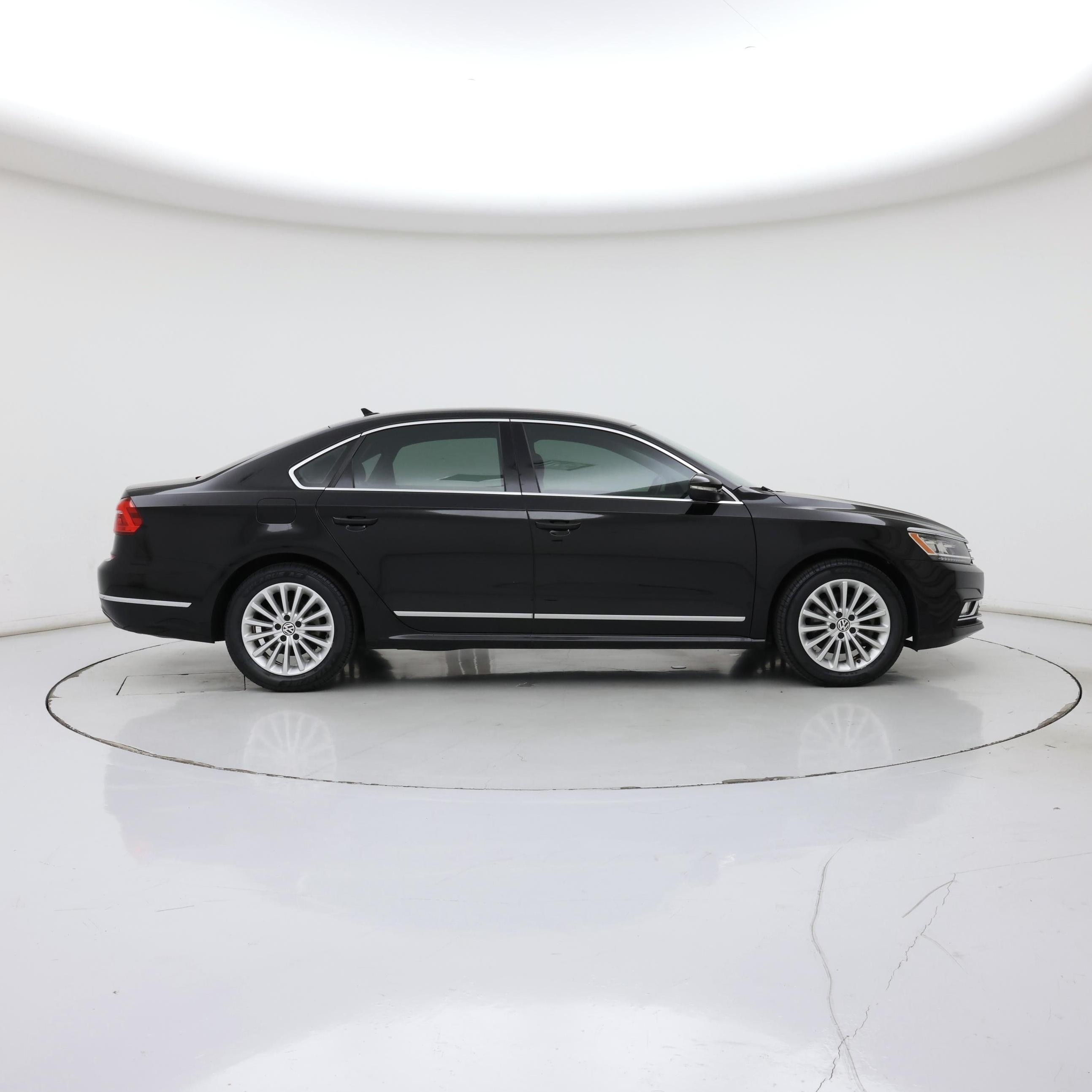 Thumbnail: 2016 Volkswagen Passat - 7