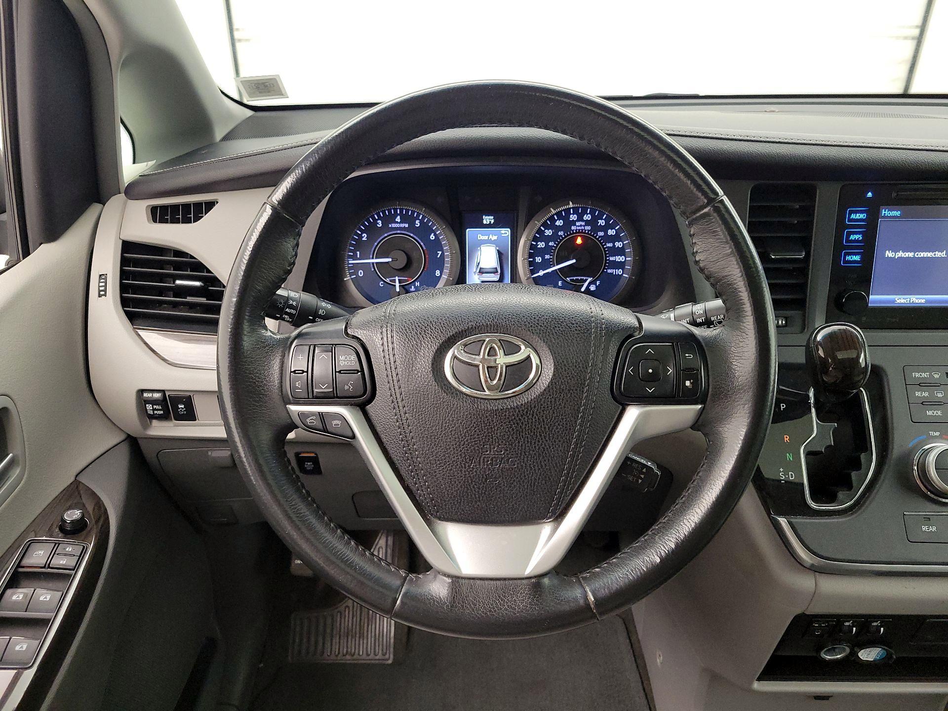 Thumbnail: 2016 Toyota Sienna - 10