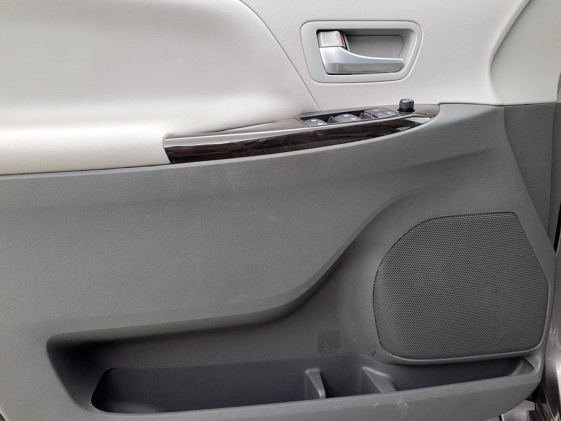Thumbnail: 2016 Toyota Sienna - 12