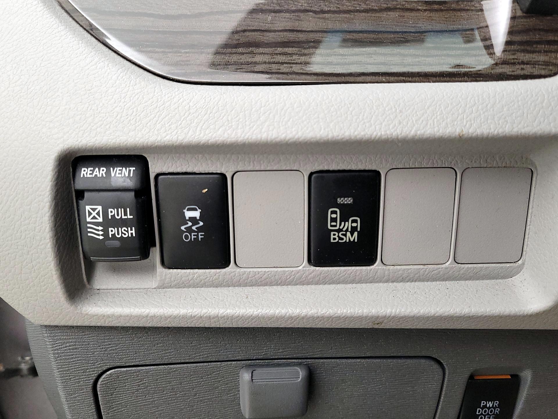Thumbnail: 2016 Toyota Sienna - 13