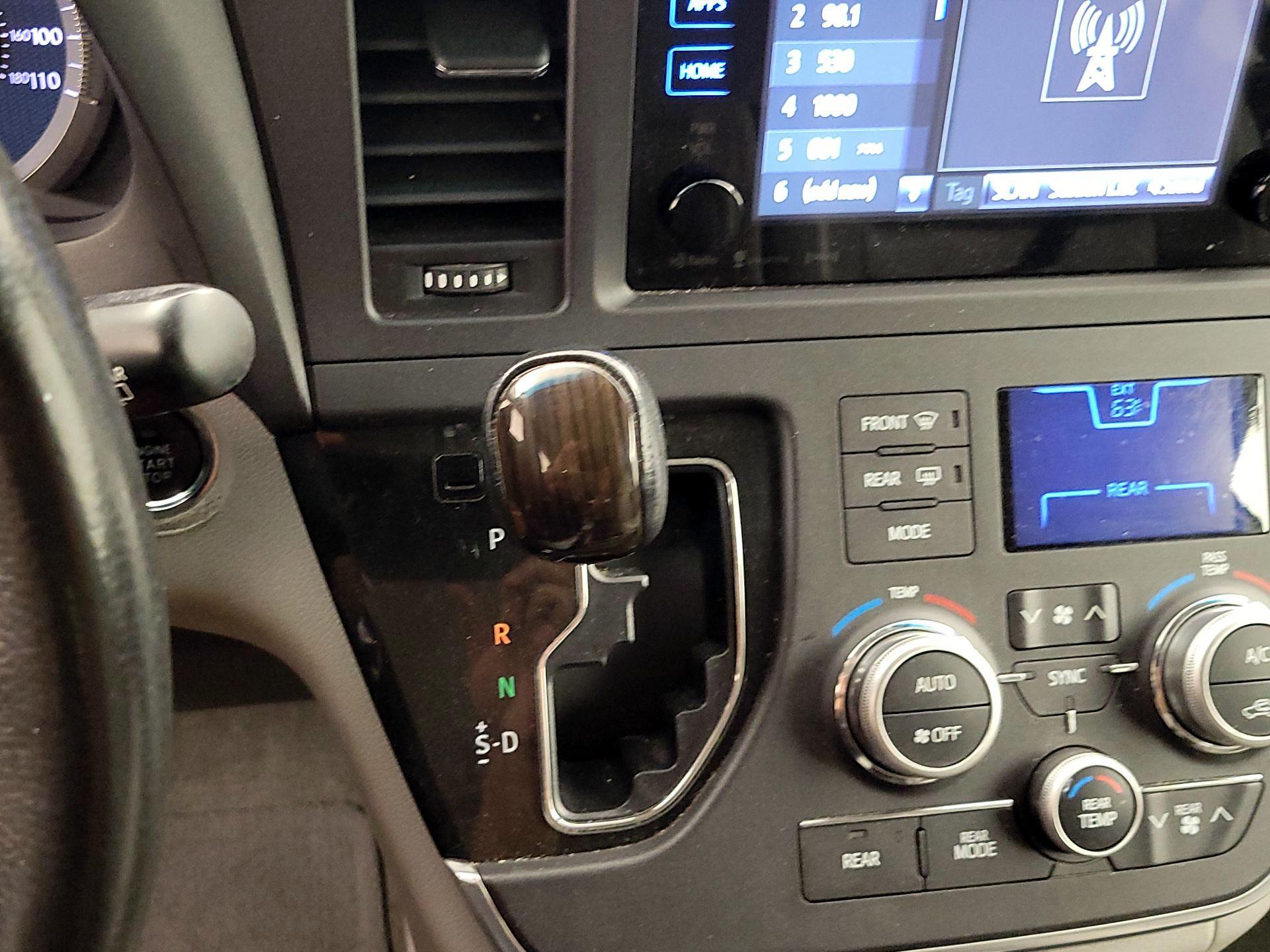 Thumbnail: 2016 Toyota Sienna - 17