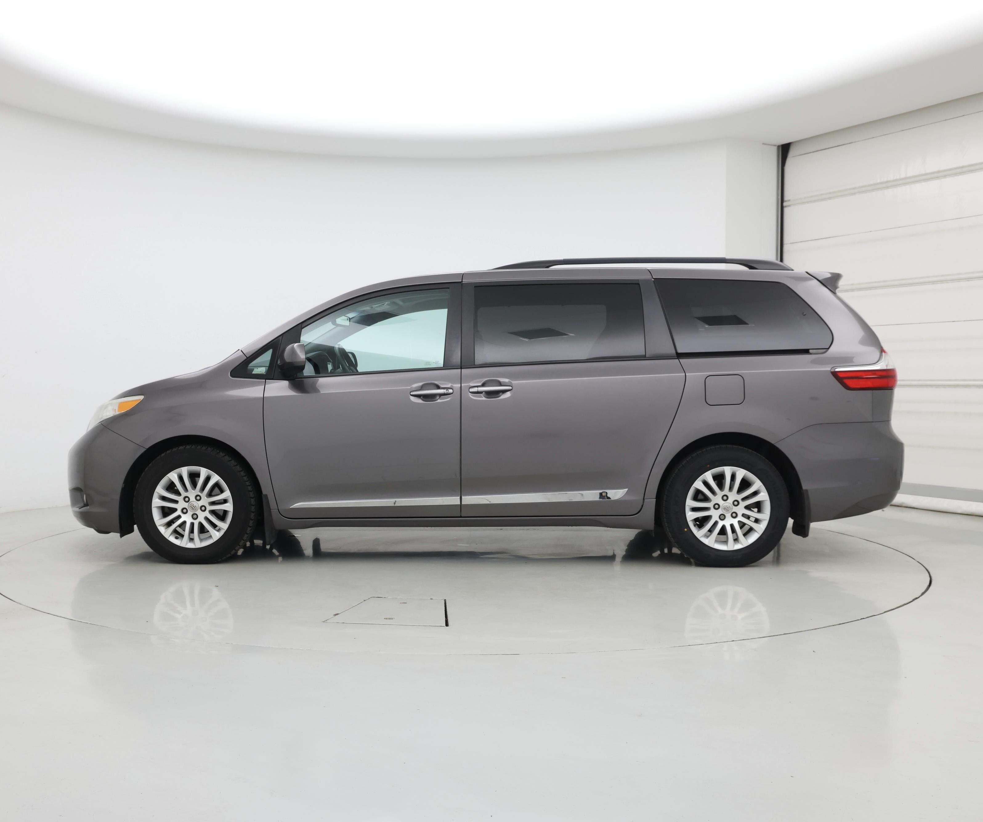 Thumbnail: 2016 Toyota Sienna - 3