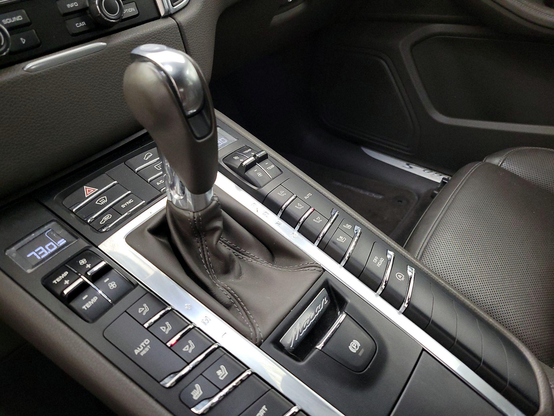 Thumbnail: 2016 Porsche Macan - 17