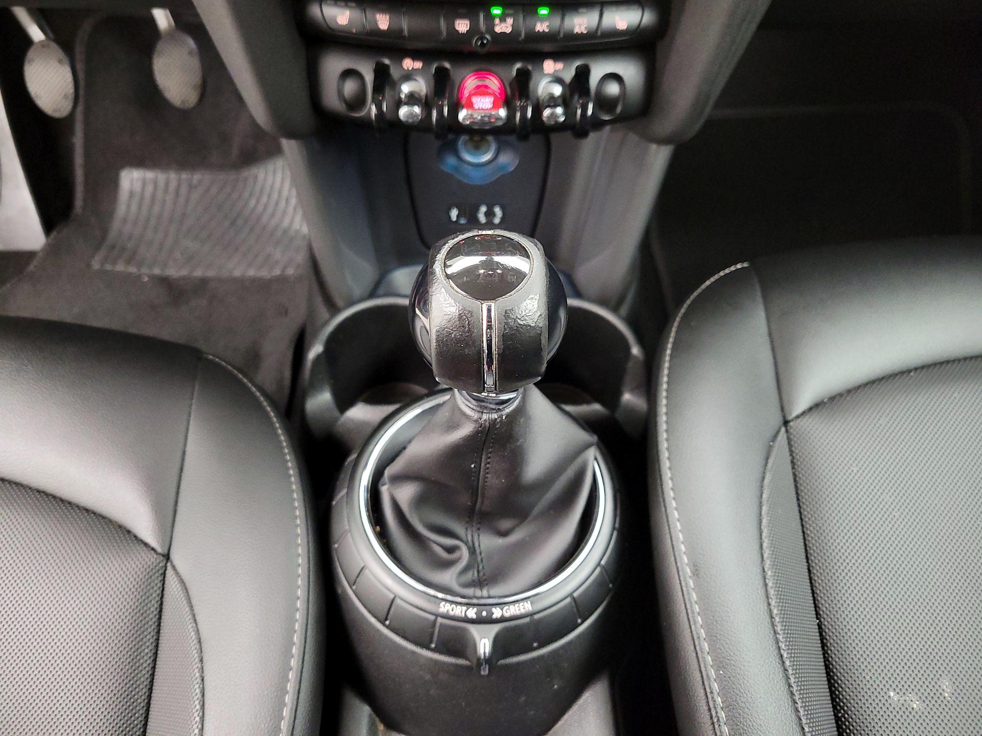Thumbnail: 2015 MINI Cooper Hardtop - 16