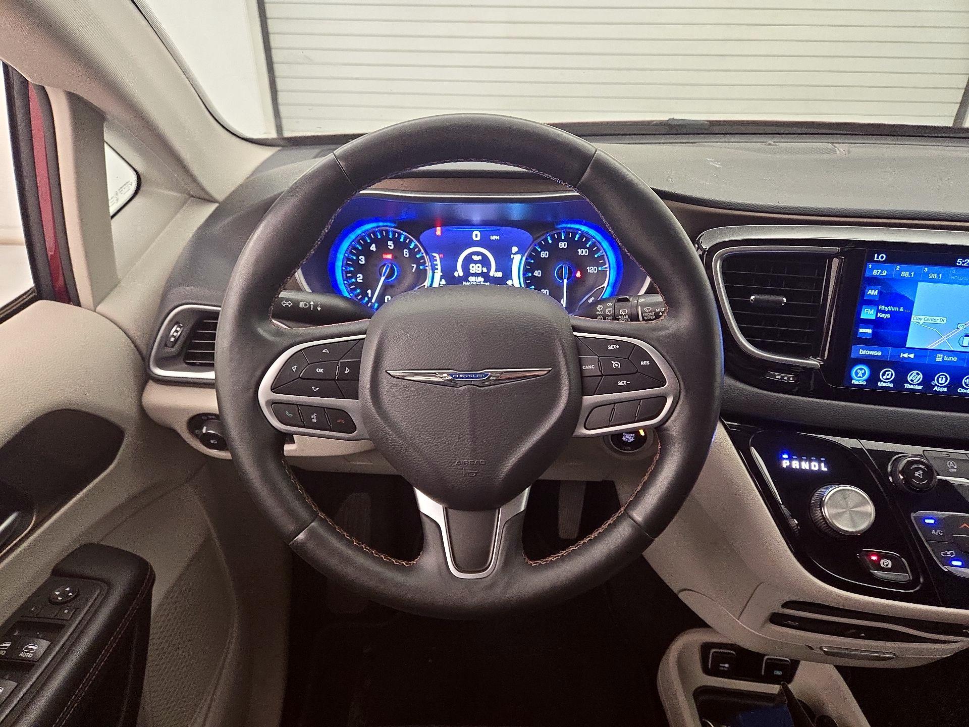 Thumbnail: 2017 Chrysler Pacifica - 10