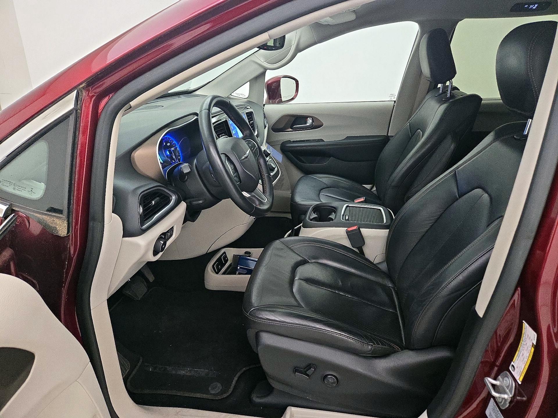 Thumbnail: 2017 Chrysler Pacifica - 11