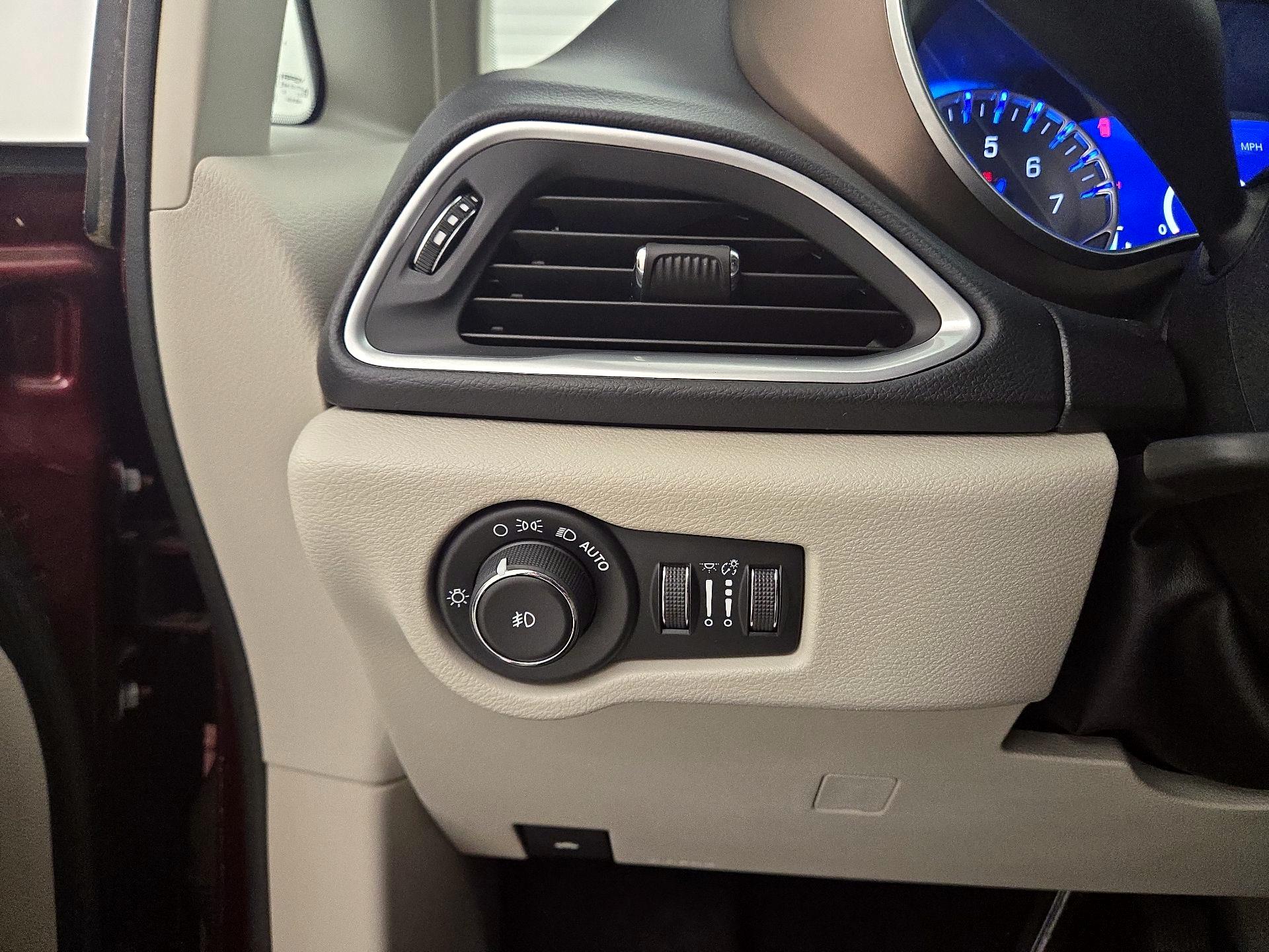 Thumbnail: 2017 Chrysler Pacifica - 13