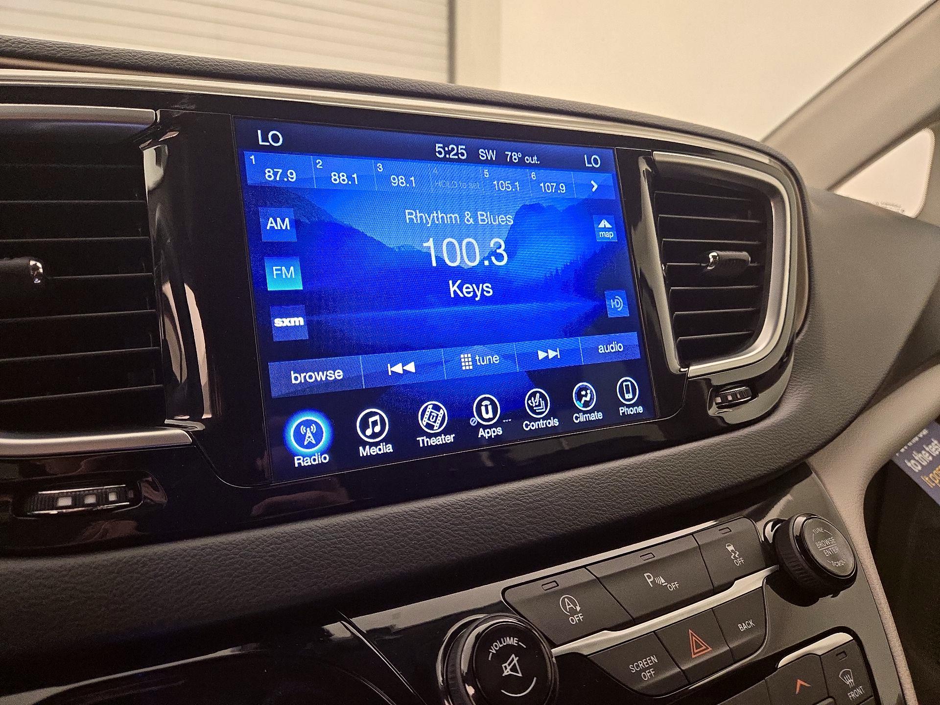 Thumbnail: 2017 Chrysler Pacifica - 16