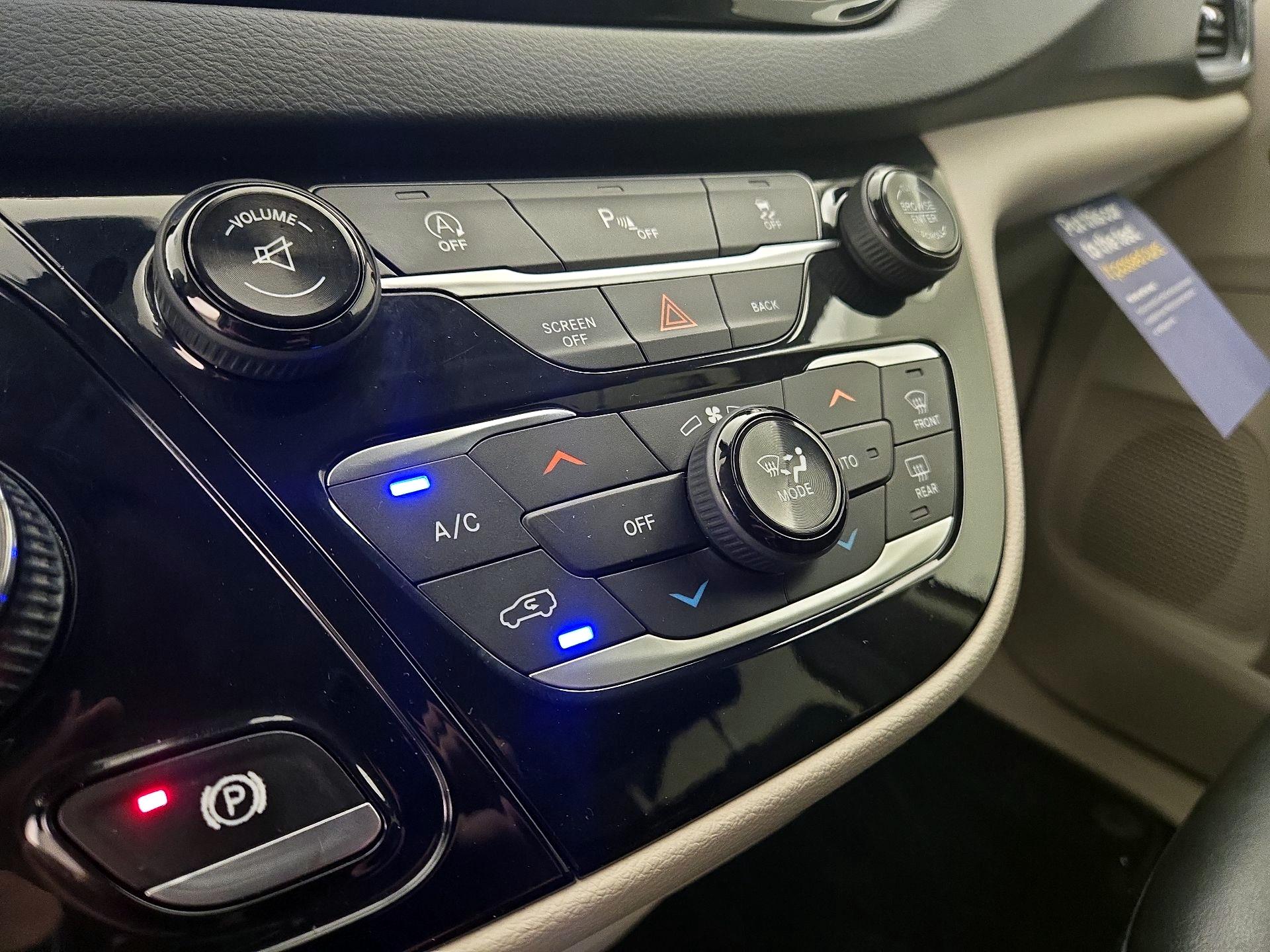 Thumbnail: 2017 Chrysler Pacifica - 17