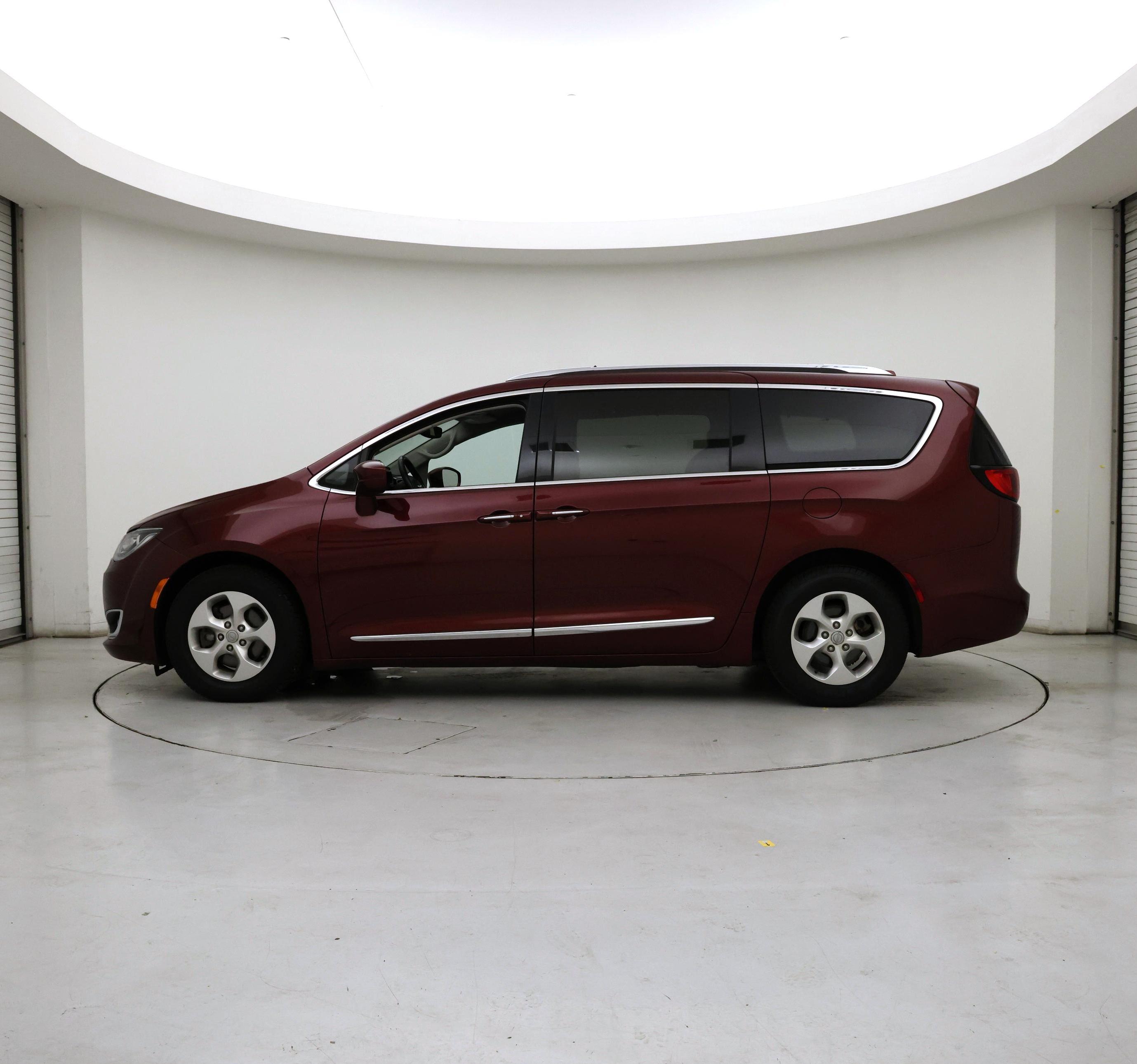 Thumbnail: 2017 Chrysler Pacifica - 3